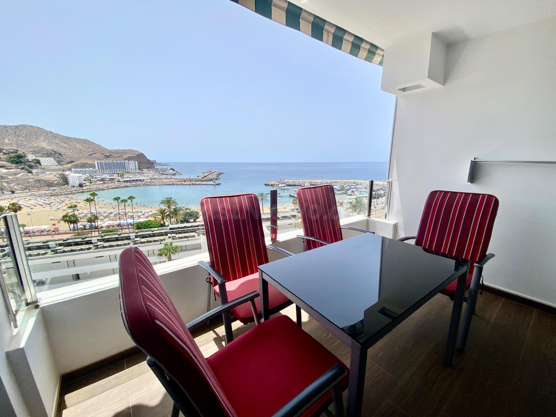 Amplio apartamento con dos dormitorios y vistas al mar en Puerto Rico