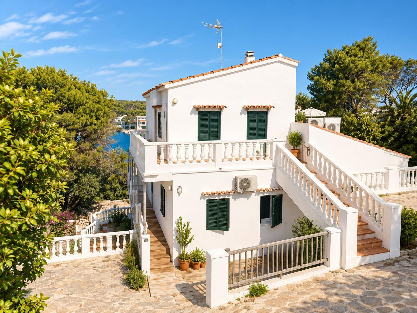 Exclusiva oportunidad inmobiliaria en Puerto de Addaia: Vivienda reformada con terraza privada y vistas al mar