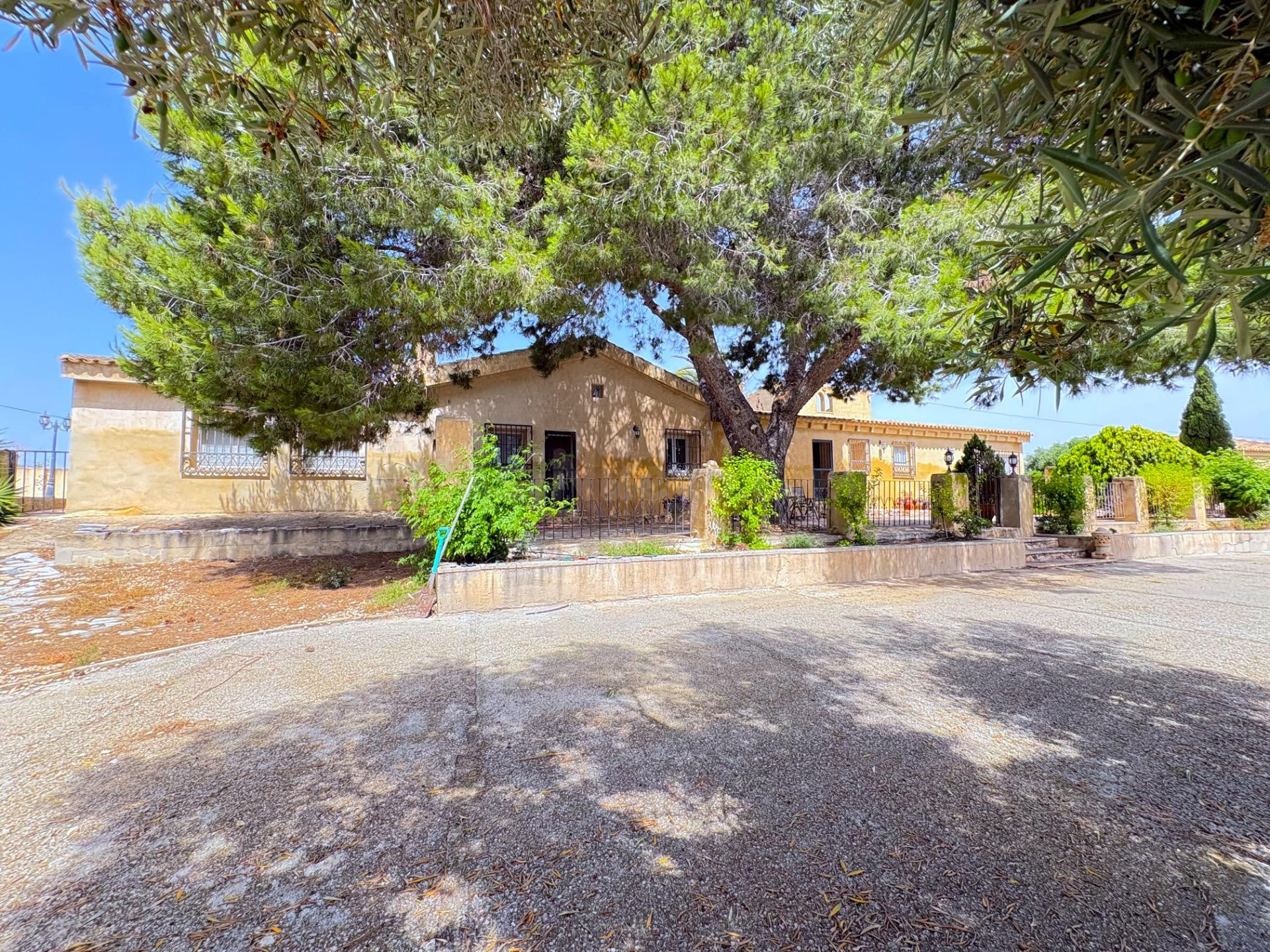 Tu oasis mediterráneo en Algorfa: Impresionante chalet con piscina, gran finca privada y cerca del mar.