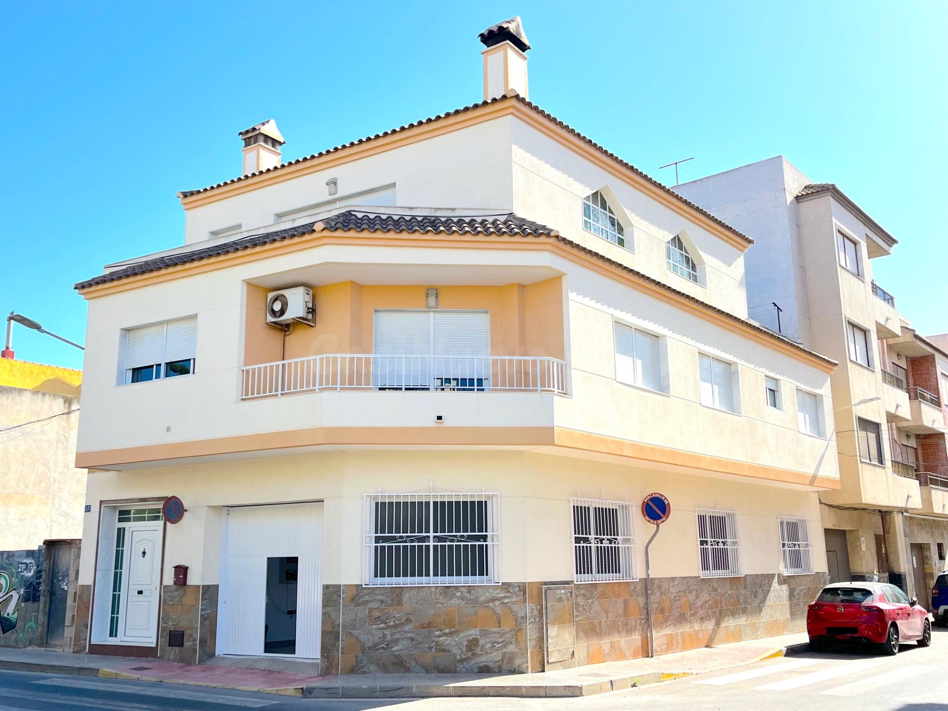Exclusiva Casa en Rojales con Ático Independiente, Gran Terraza con Vistas, Garaje de 138 m2 y 2 Chimeneas