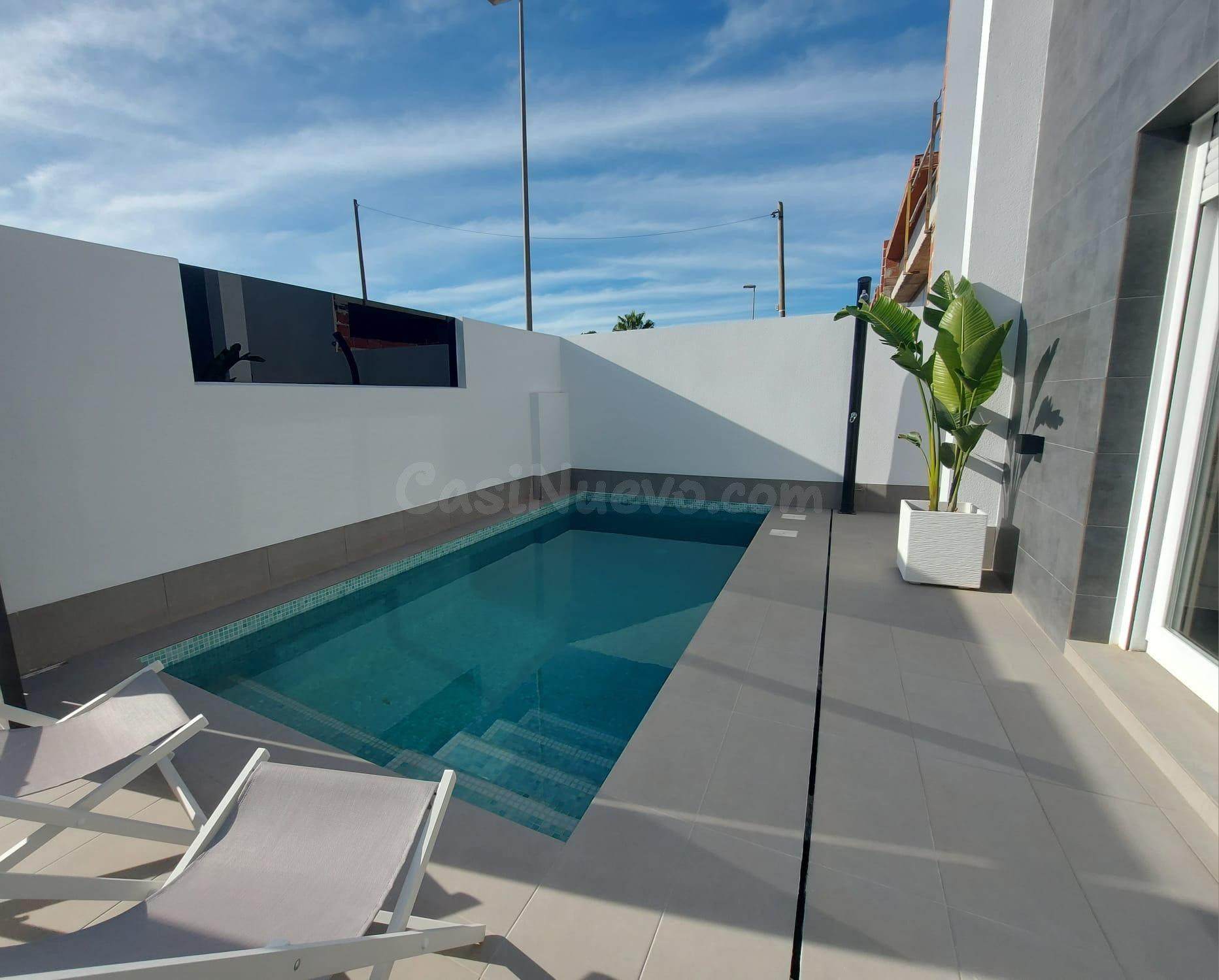 VILLA 3 DORMITORIOS Y 2 BAÑOS CON PISCINA PRIVADA Y SOLARIUM