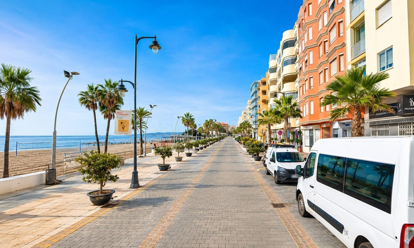Primera línea de playa en el corazón de Estepona – amplitud, comodidad y una ubicación irrepetible