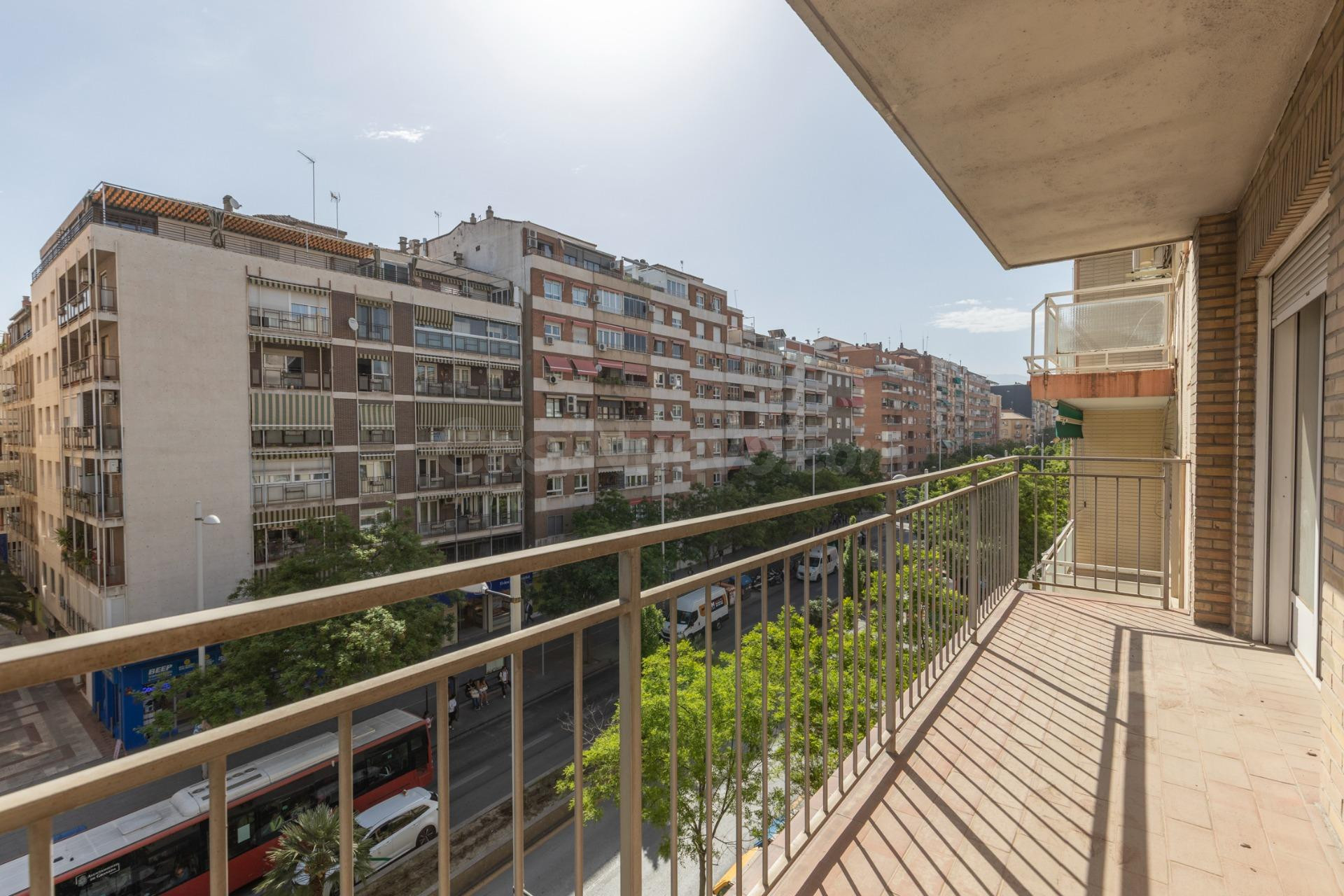 Piso con terraza y gran potencial junto a Camino de Ronda