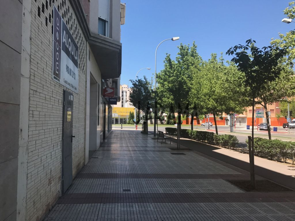 Local comercial en alquiler en Avenida Zaragoza