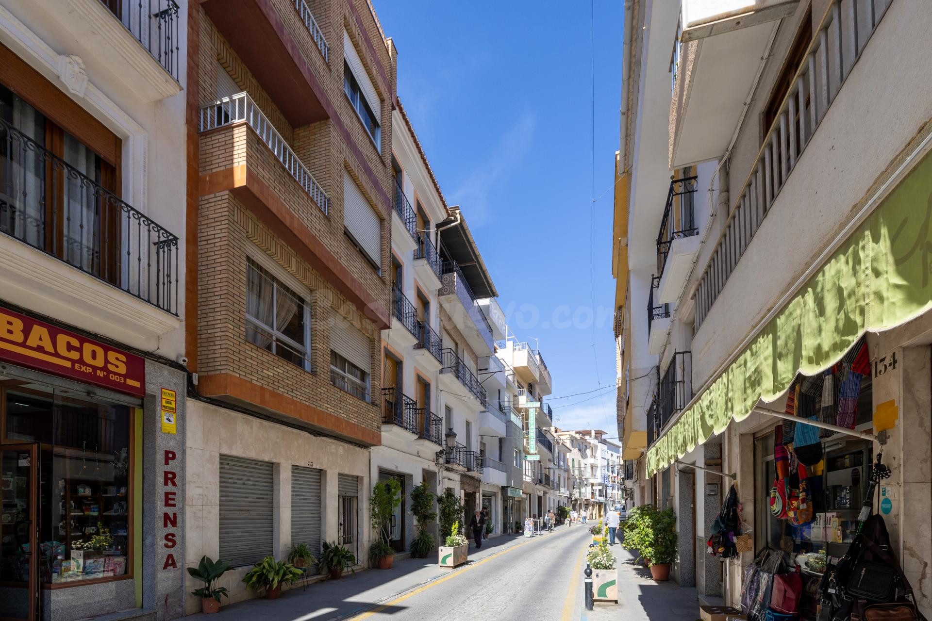 Casa con bajo comercial, bodega y terraza en pleno corazón de Lanjarón