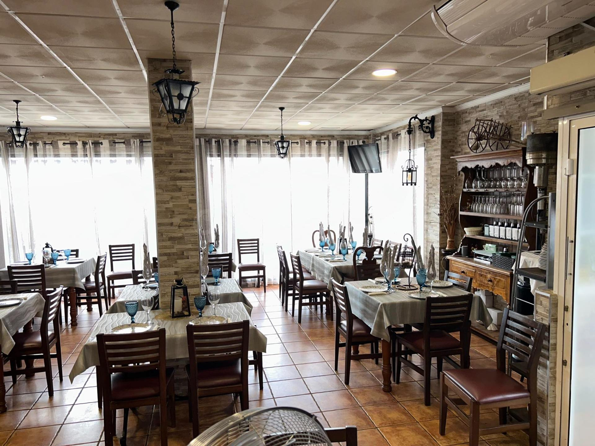 SE VENDE NEGOCIO DE HOSTELERIA MONTADO