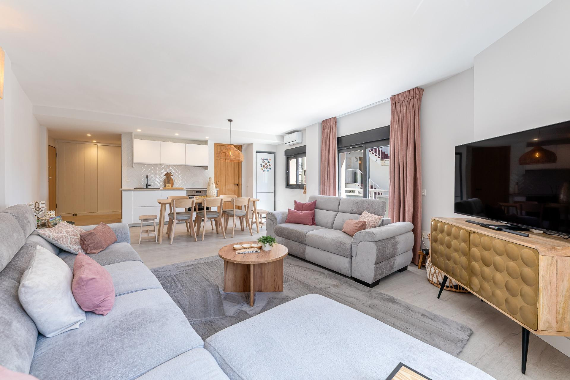 Exclusivo dúplex de diseño, completamente reformado, en segunda línea de playa de La Carihuela