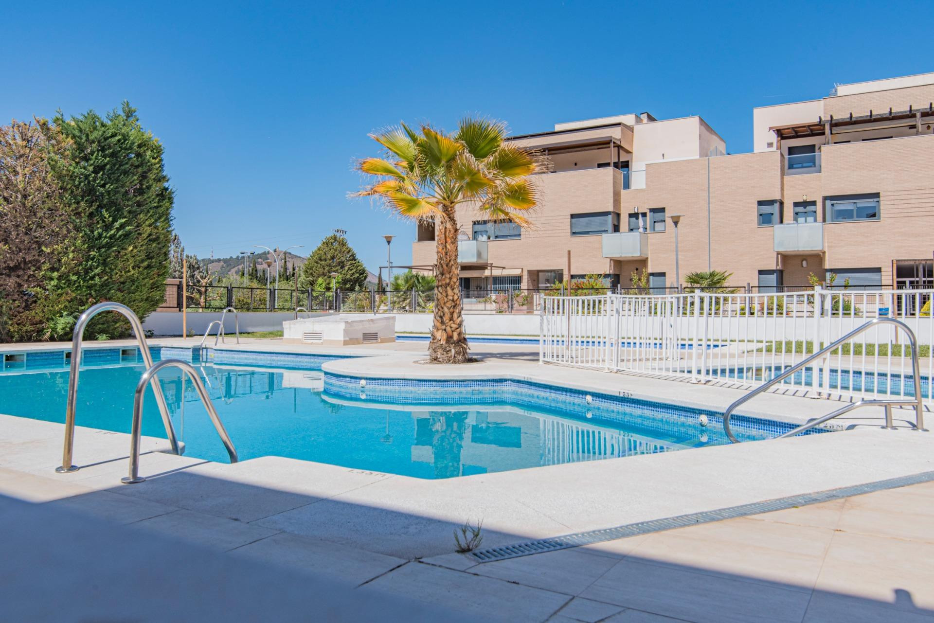 ESPECTACULAR BAJO CON PATIO PRIVADO DE 60 M2 EN URBANIZACIÓN CON PISCINAS Y PÁDEL