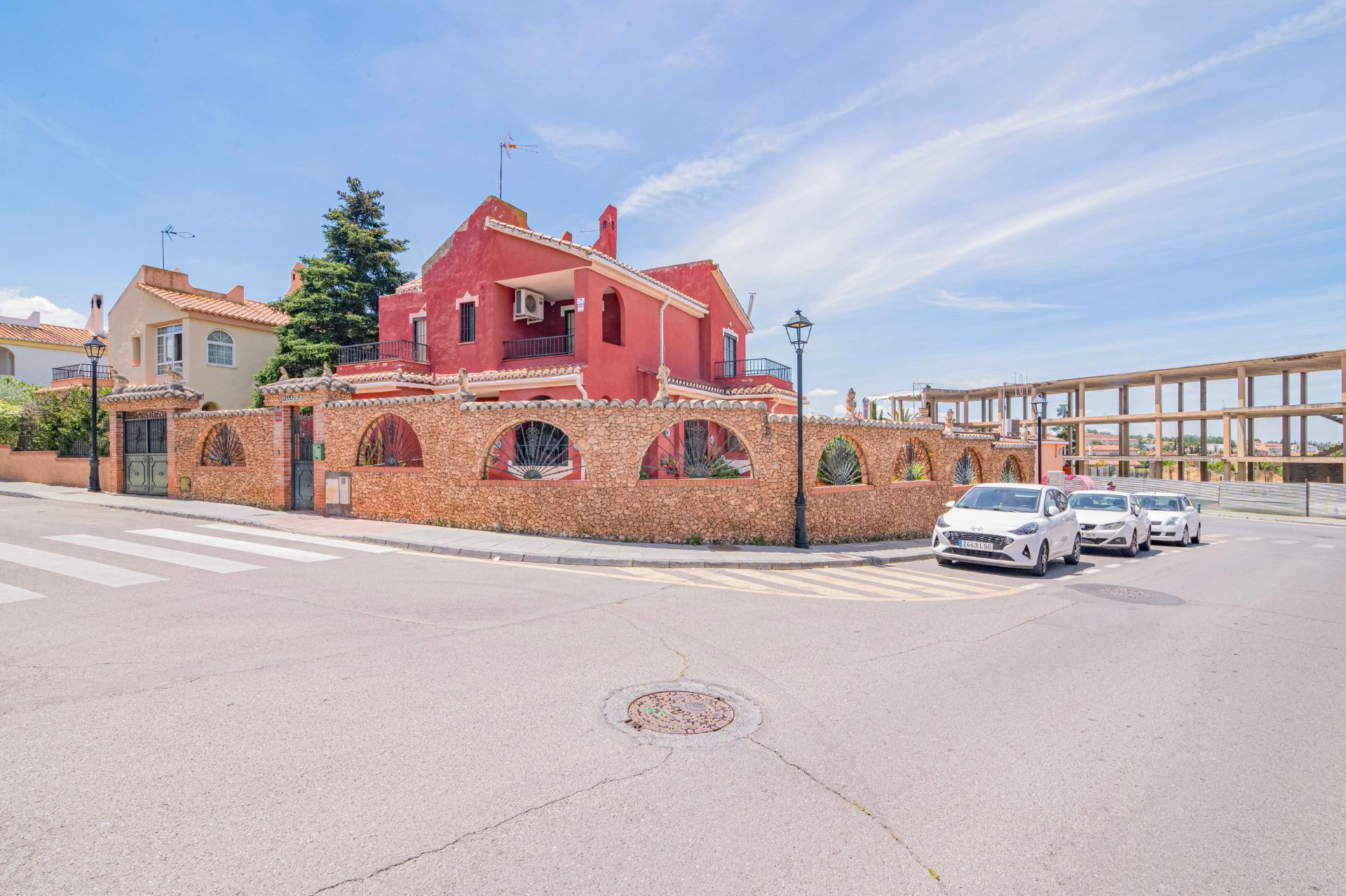 Chalet independiente junto al centro de salud.