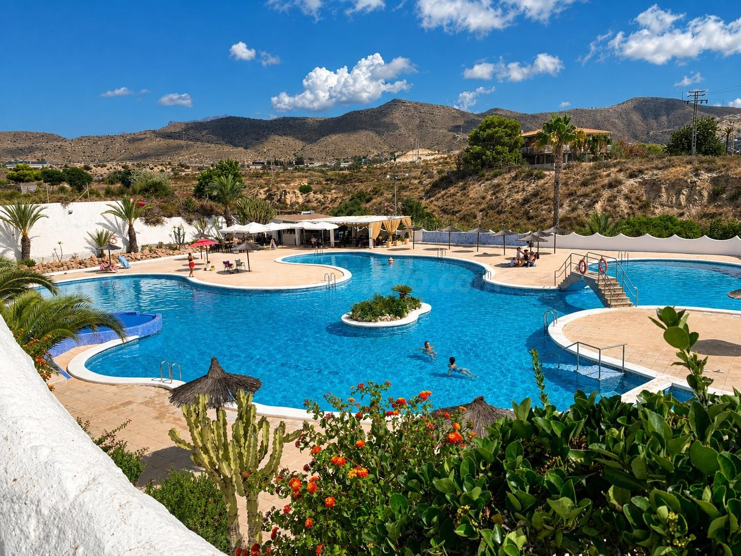 Chalet adosado de 4 plantas con garaje, gran patio y solárium en El Campello