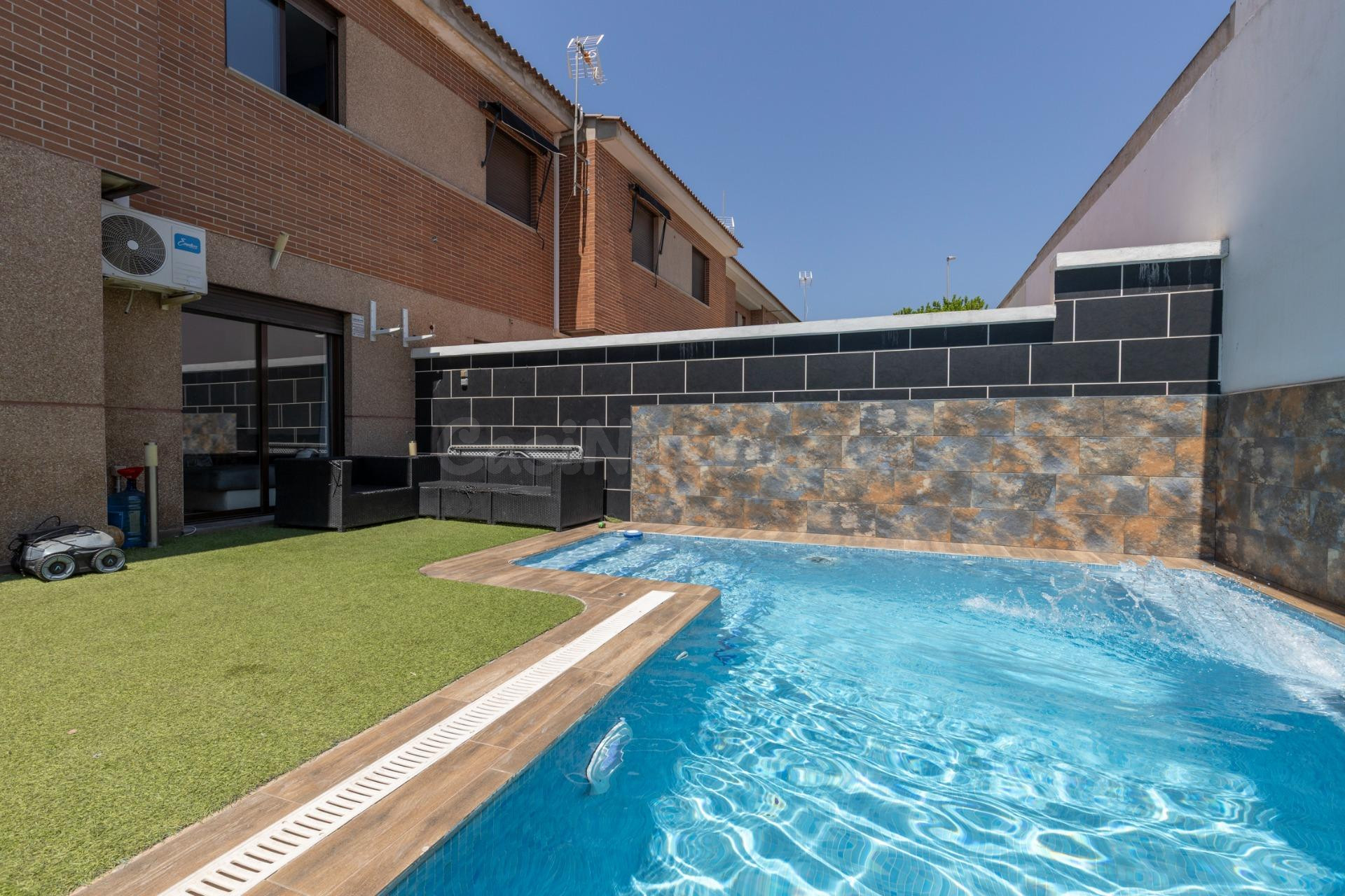 ¡Vive en La Joya! Amplia casa adosada con piscina privada en Pulianas