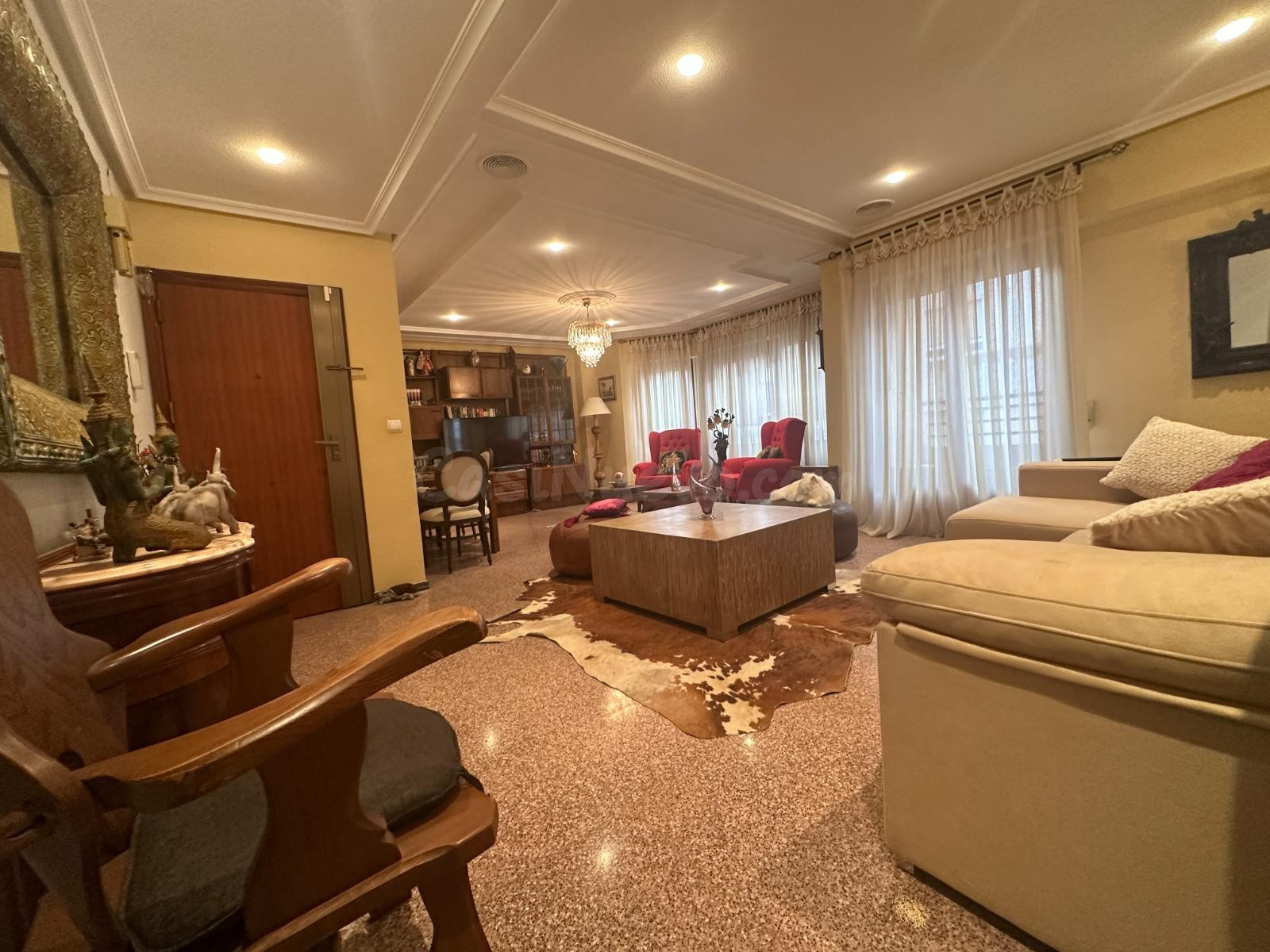 Amplia vivienda en el corazón de Elche con infinitas posibilidades.