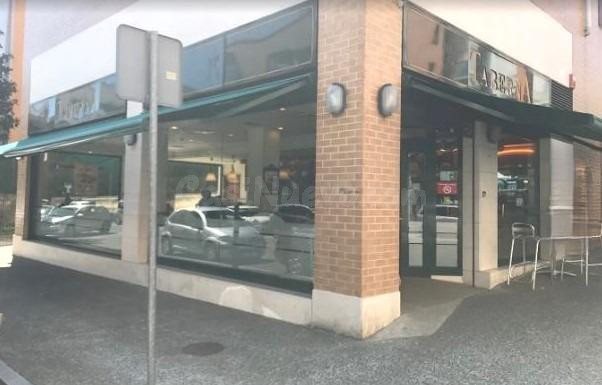 Local panadería en venta en esquina, con inquilino