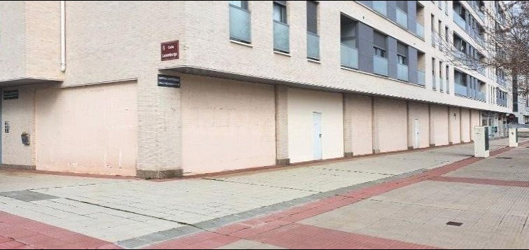 Venta de Local en esquina en Valdegastea, 400m2.