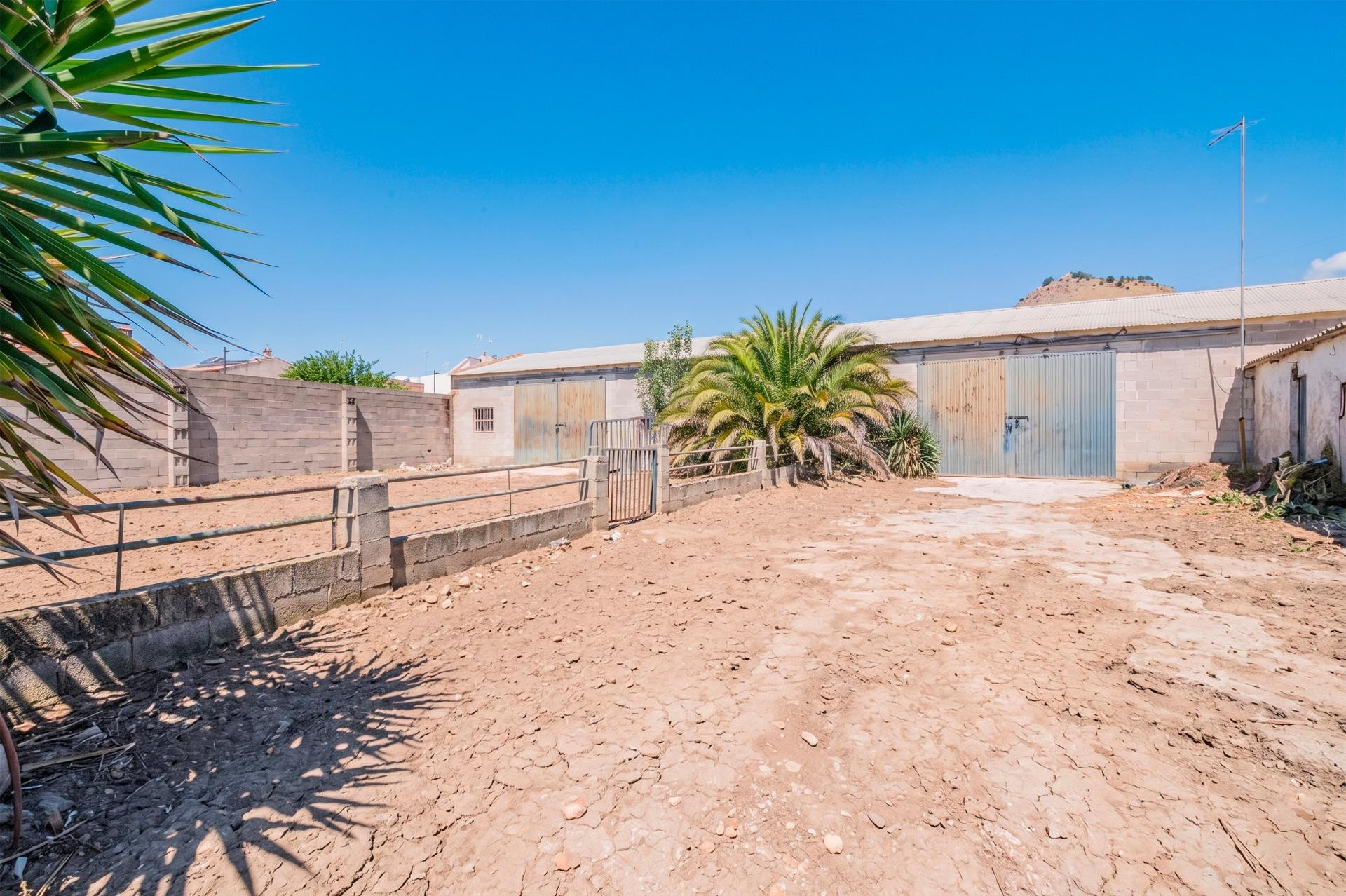FINCA EN ATARFE CON DOS NAVES Y COBERTIZO