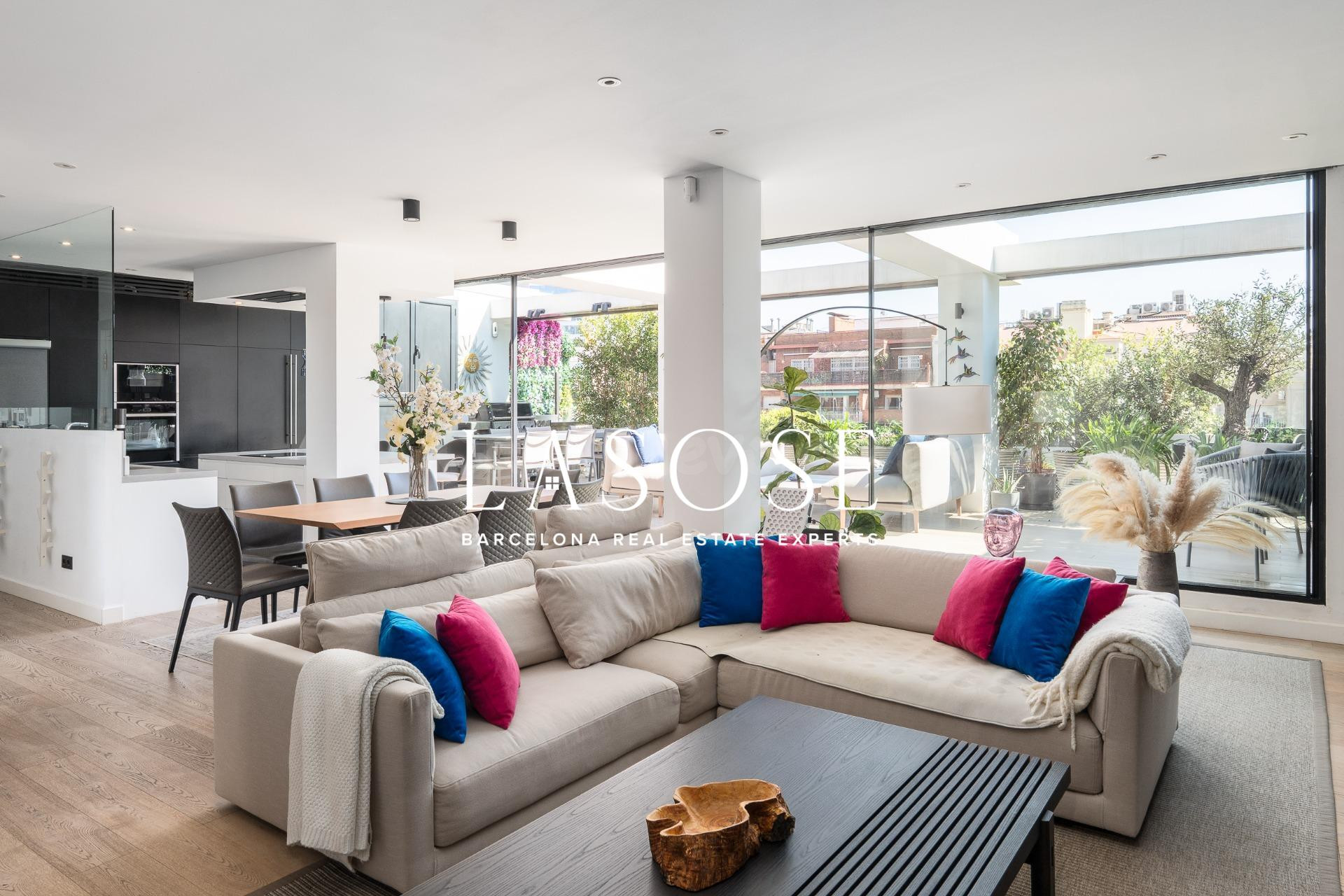 Exclusivo Ático Dúplex con Piscina Privada y Tres Terrazas en el Corazón de Francesc Macià