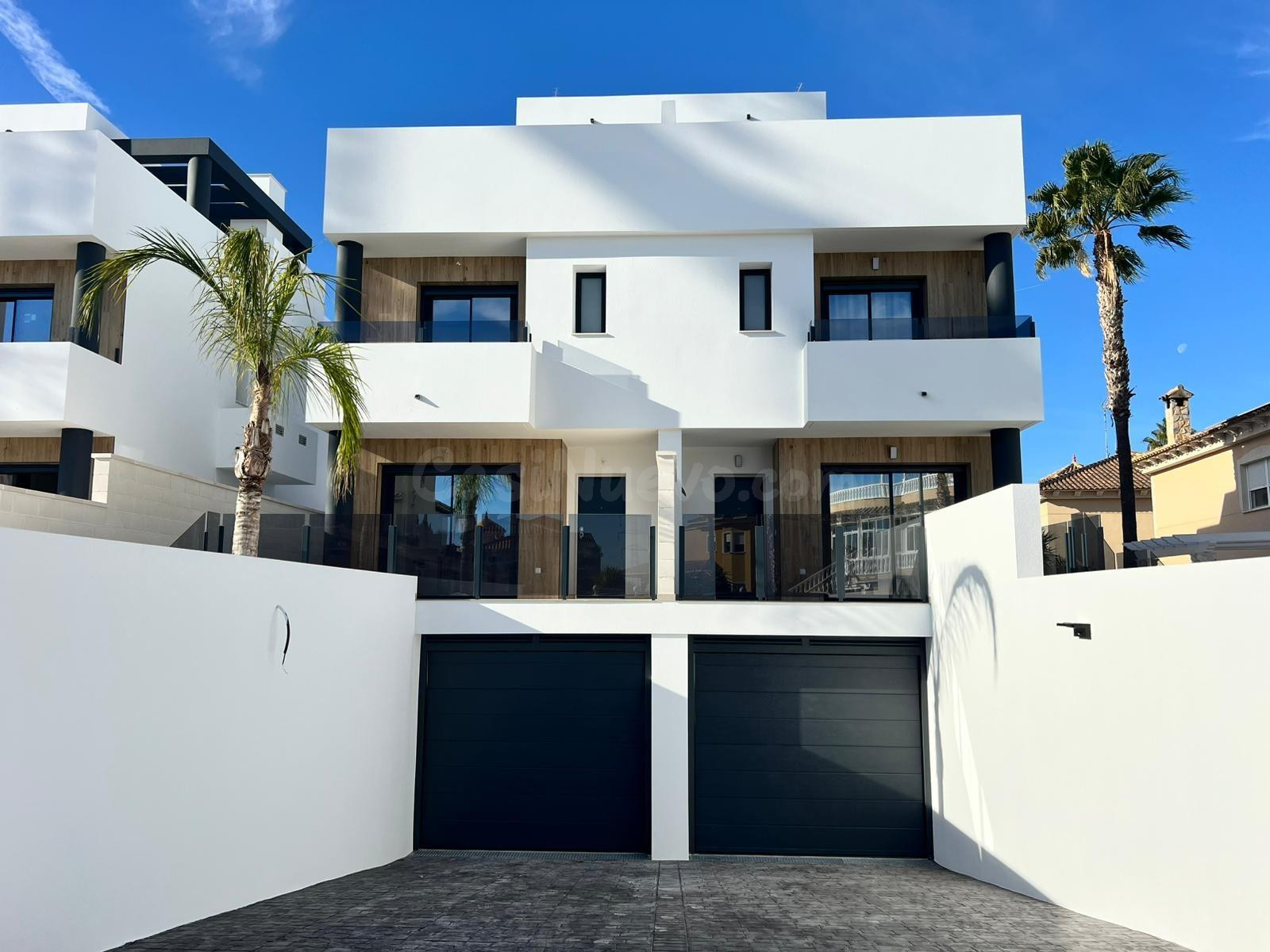 Villa adosada de 3 dormitorios con garaje y piscina privada en Benferri(Alicante)