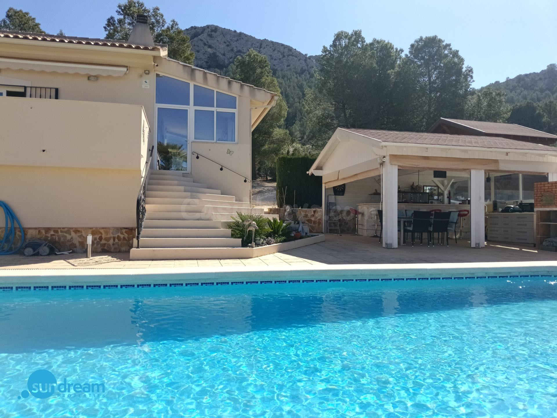 Encantadora villa rural en La Zarza – El Pinoso con piscina climatizada y amplio terreno
