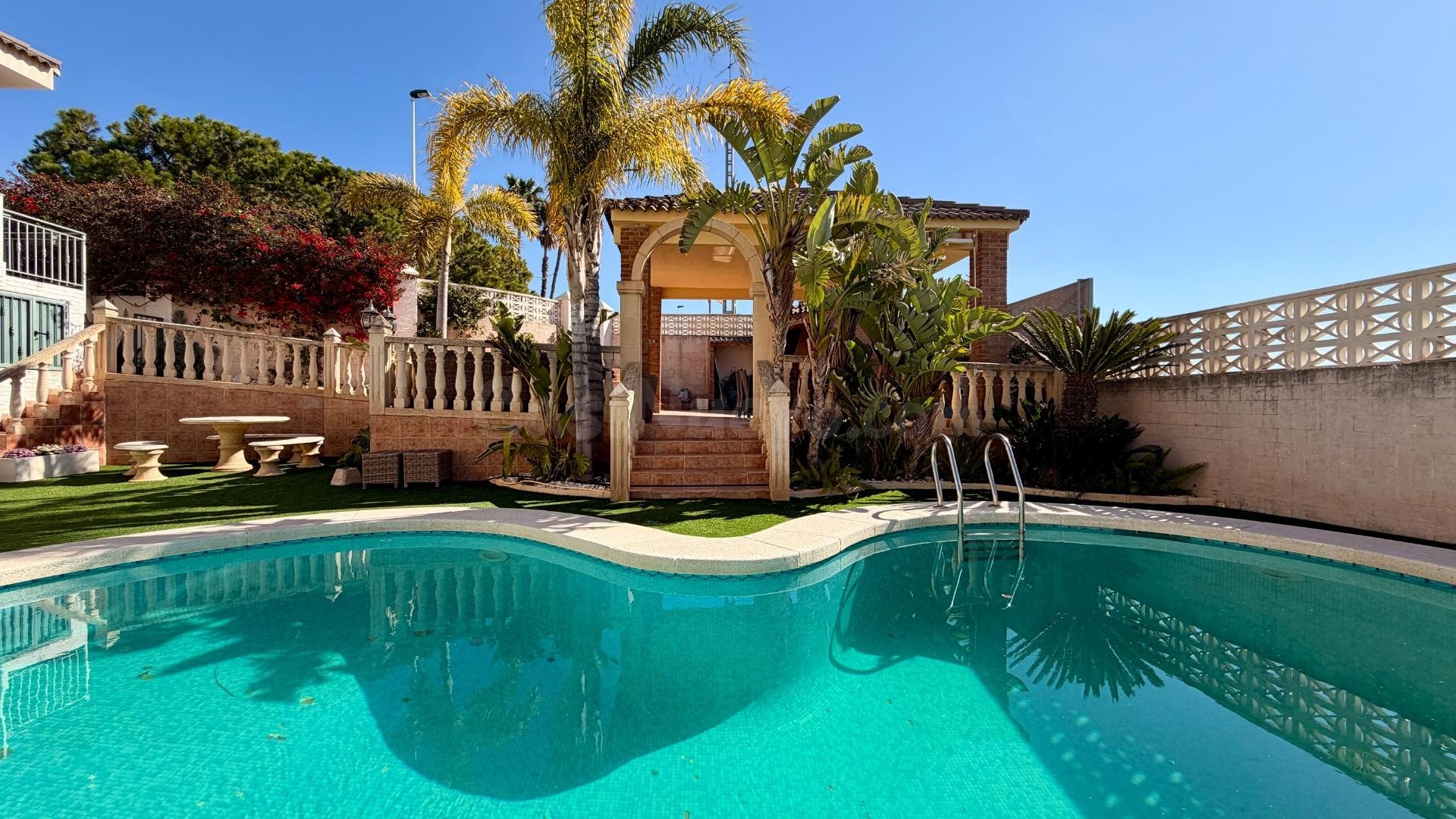 Espléndido Chalet Independiente en Bonavista, Elche con Piscina y Amplios Espacios