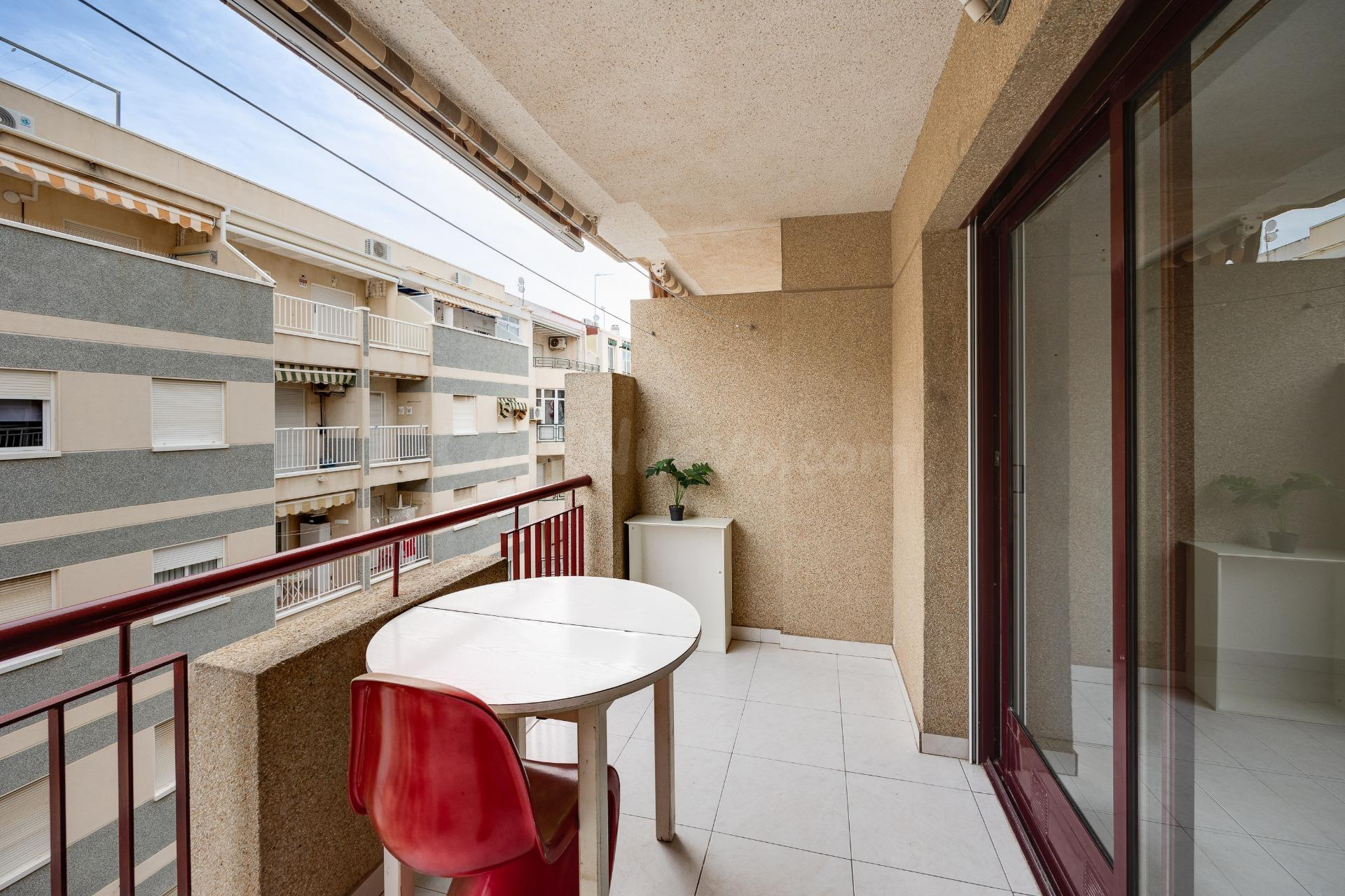 Estudio de 49 m2 en Cuarta Planta con Terraza Orientada al Este – Torrevieja Centro