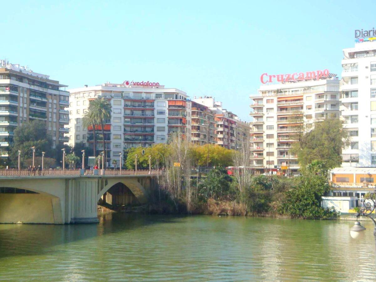 Hostal 12 habitaciones 253m² en venta - Los Remedios