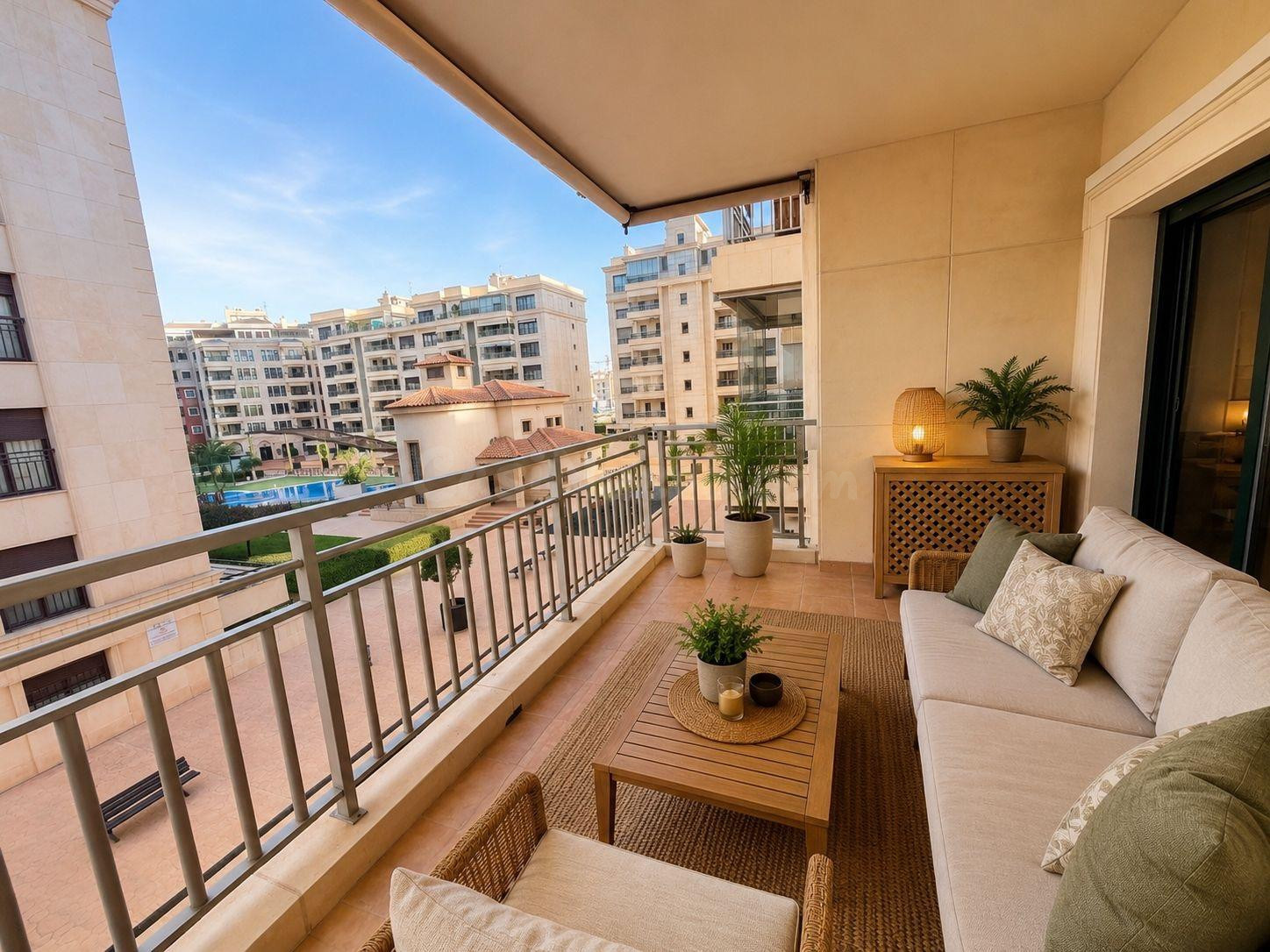 MODERNA VIVIENDA EN VENTA DE CUATRO DORMITORIOS EN URBANIZACIÓN DE LUJO CON PISCINA Y GIMNASIO