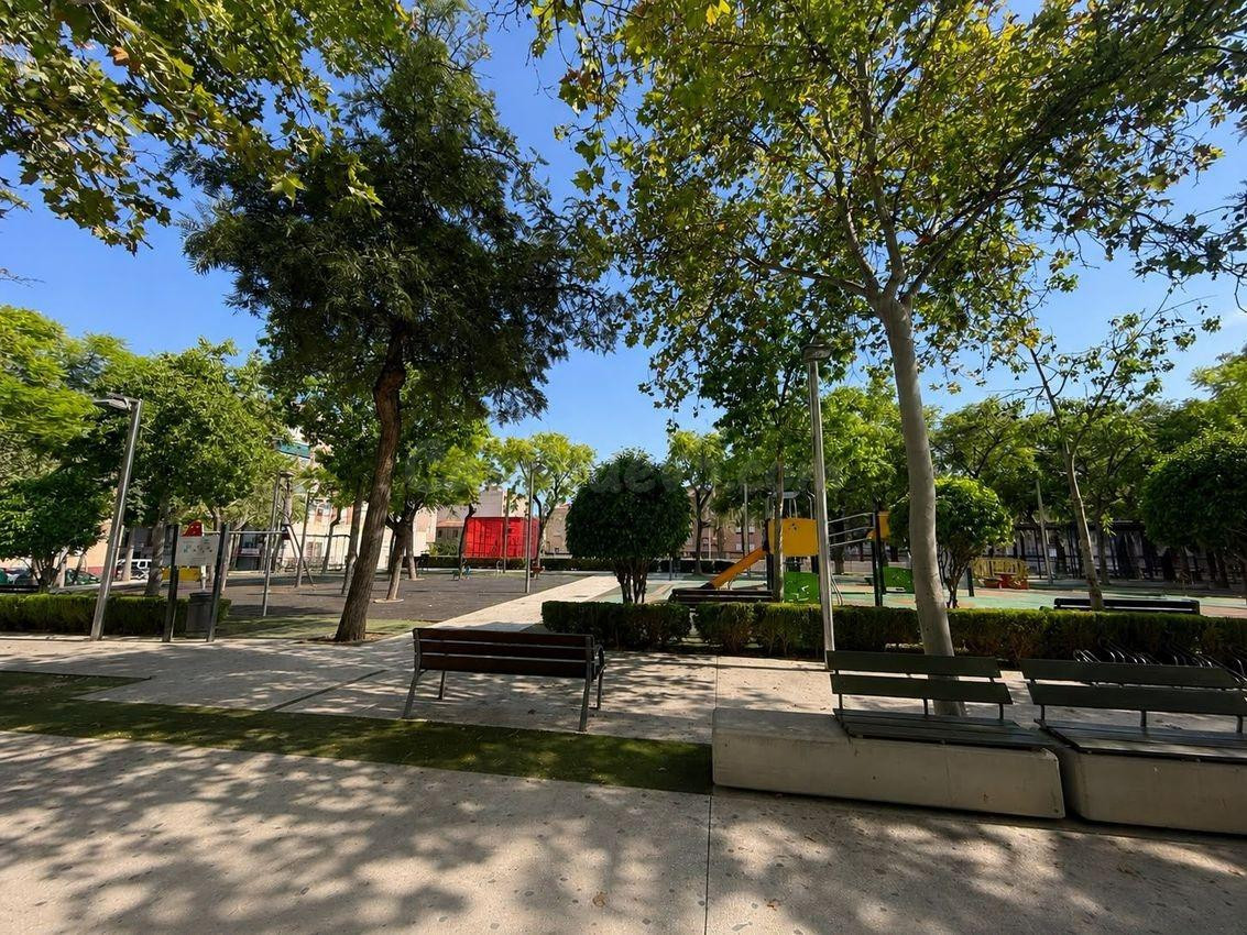Piso con patio y plaza de garaje