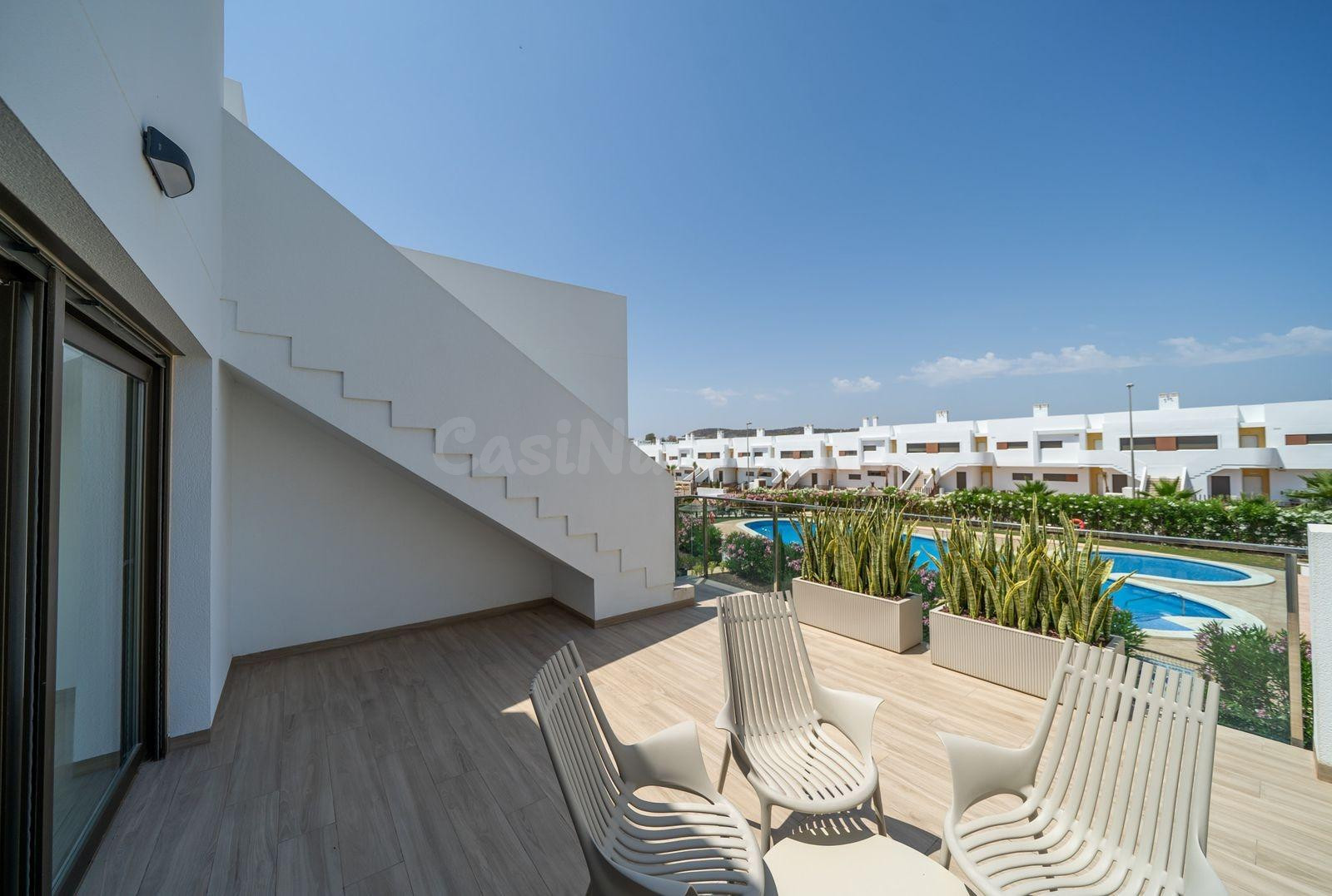 Bungalow de planta alta con 2 dormitorios y solarium privado en Vistabella Golf(Orihuela)