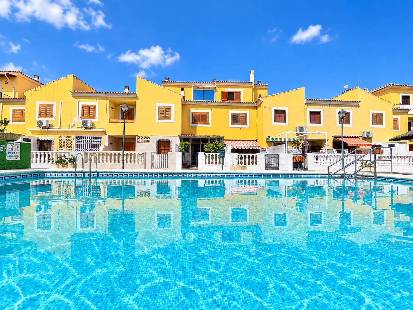 AMPLIO TRIPLEX EN RESIDENCIAL CON PISCINA