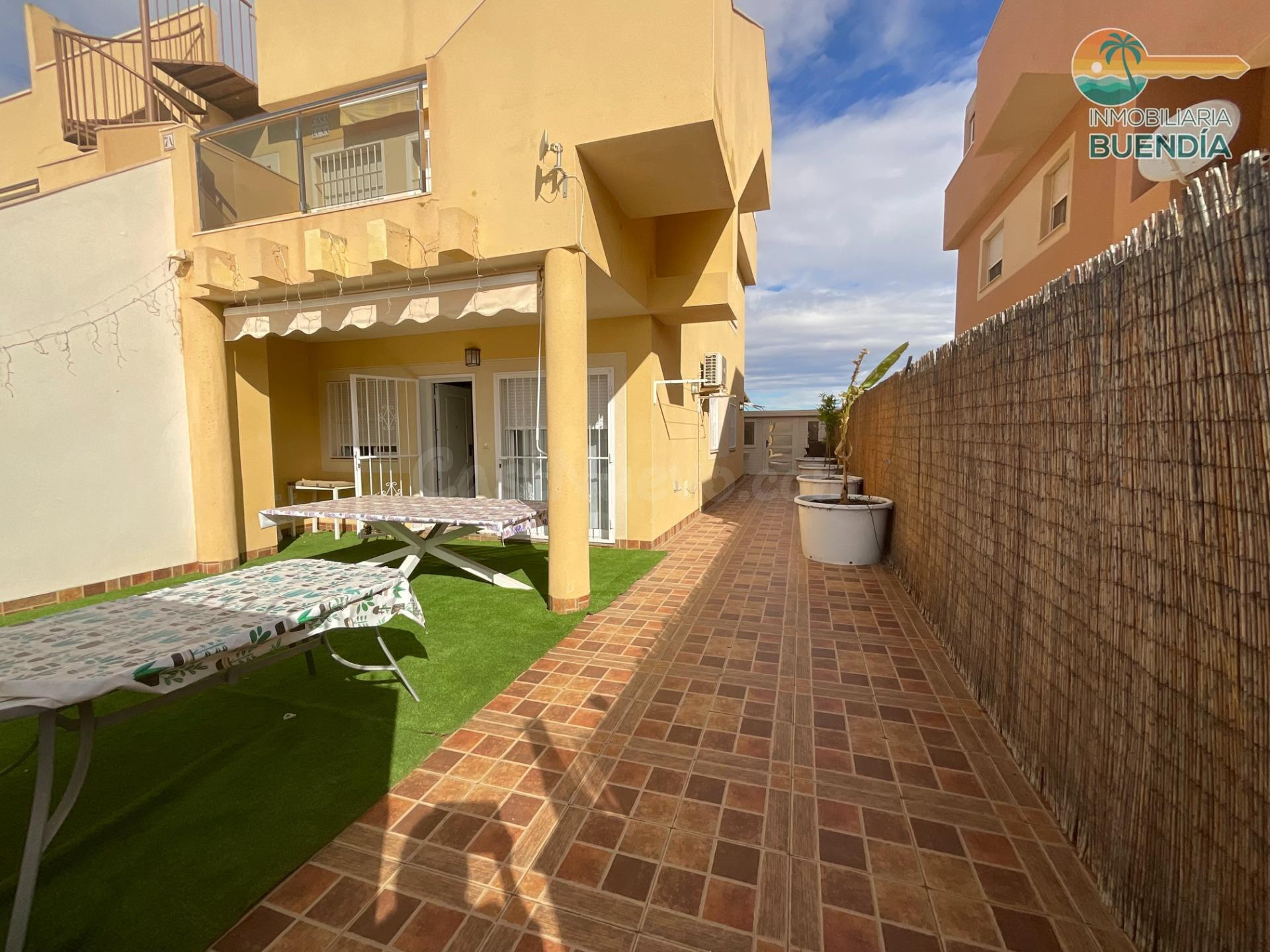 COQUETA VIVIENDA  ADOSADA EN  PLANTA BAJA CON AMPLIA PARCELA Y PISCINA COMUNITARIA