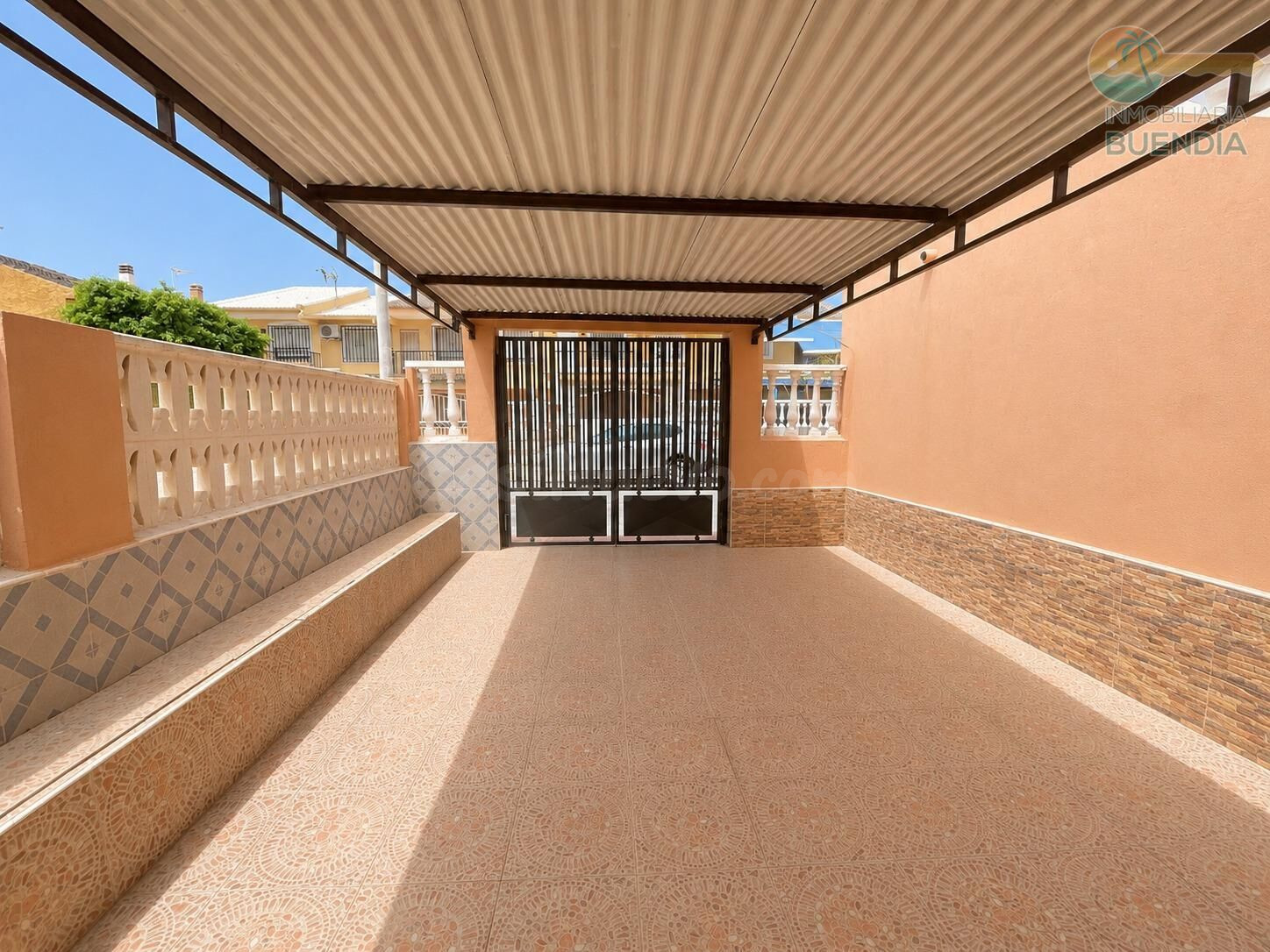 DOS APARTAMENTOS EN PLANTA ALTA Y BAJA CON PARCELA EN ESQUINA EN BAHIA