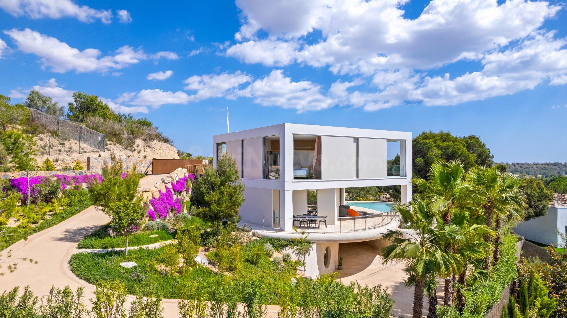 Villa de lujo con piscina y ascensor a la venta en Las Colinas Golf & Country Club(Alicante)