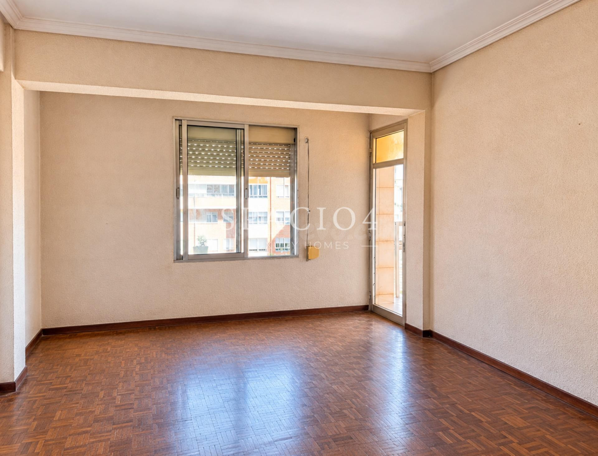 Piso en venta para reformar en Valladolid con terraza y 3 dormitorios