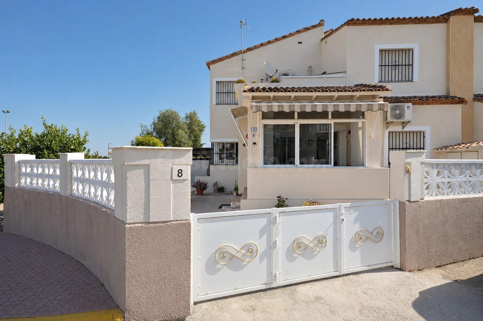 Encantadora vivienda de esquina con 2 dormitorios y orientación sur en Montebello – Algorfa