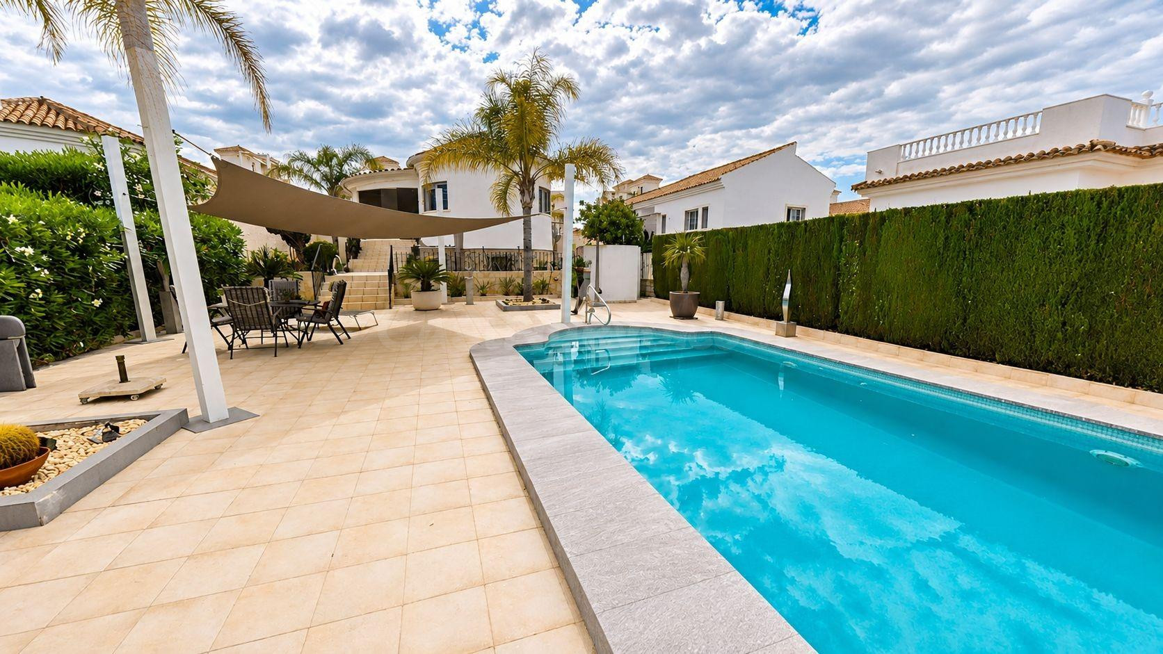 Villa independiente de 4 dormitorios en El Oasis, San Fulgencio