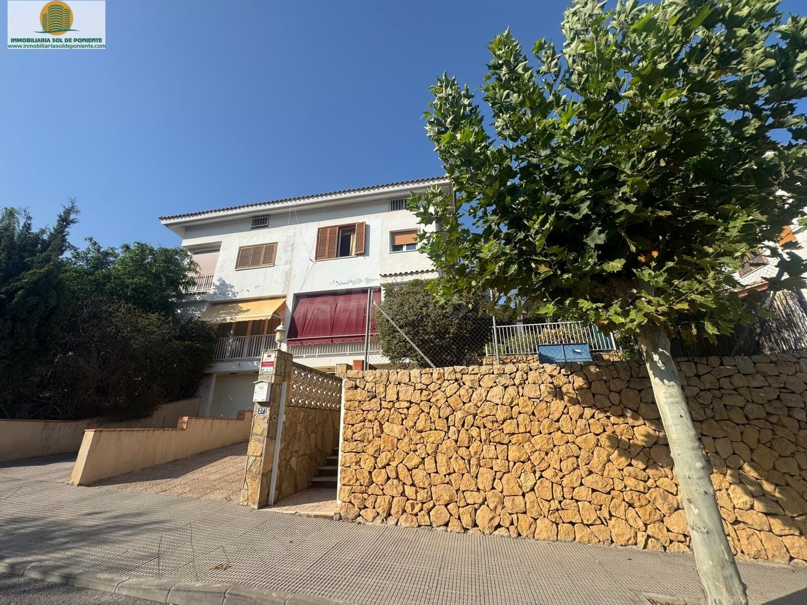 Fantástico chalet adosado de 200 m2 con jardín, barbacoa y piscina en La Nucía