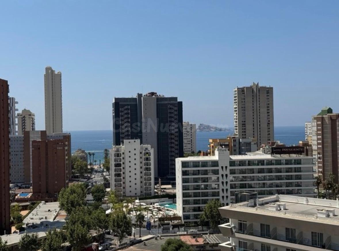 Benidorm zona Levante Apartamento de 2 habitaciones con parking, piscina y preciosos jardines!