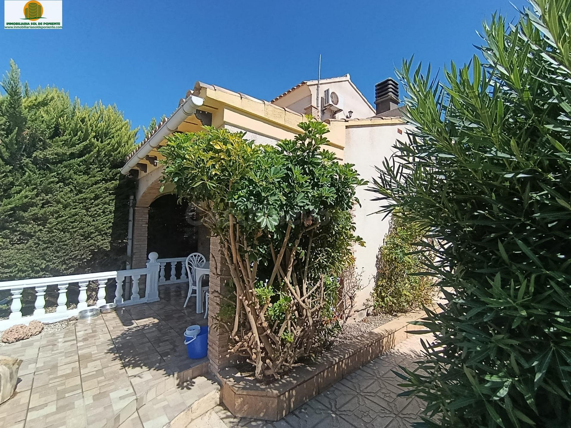 Chalet independiente con jardín, parking y solárium en Polop