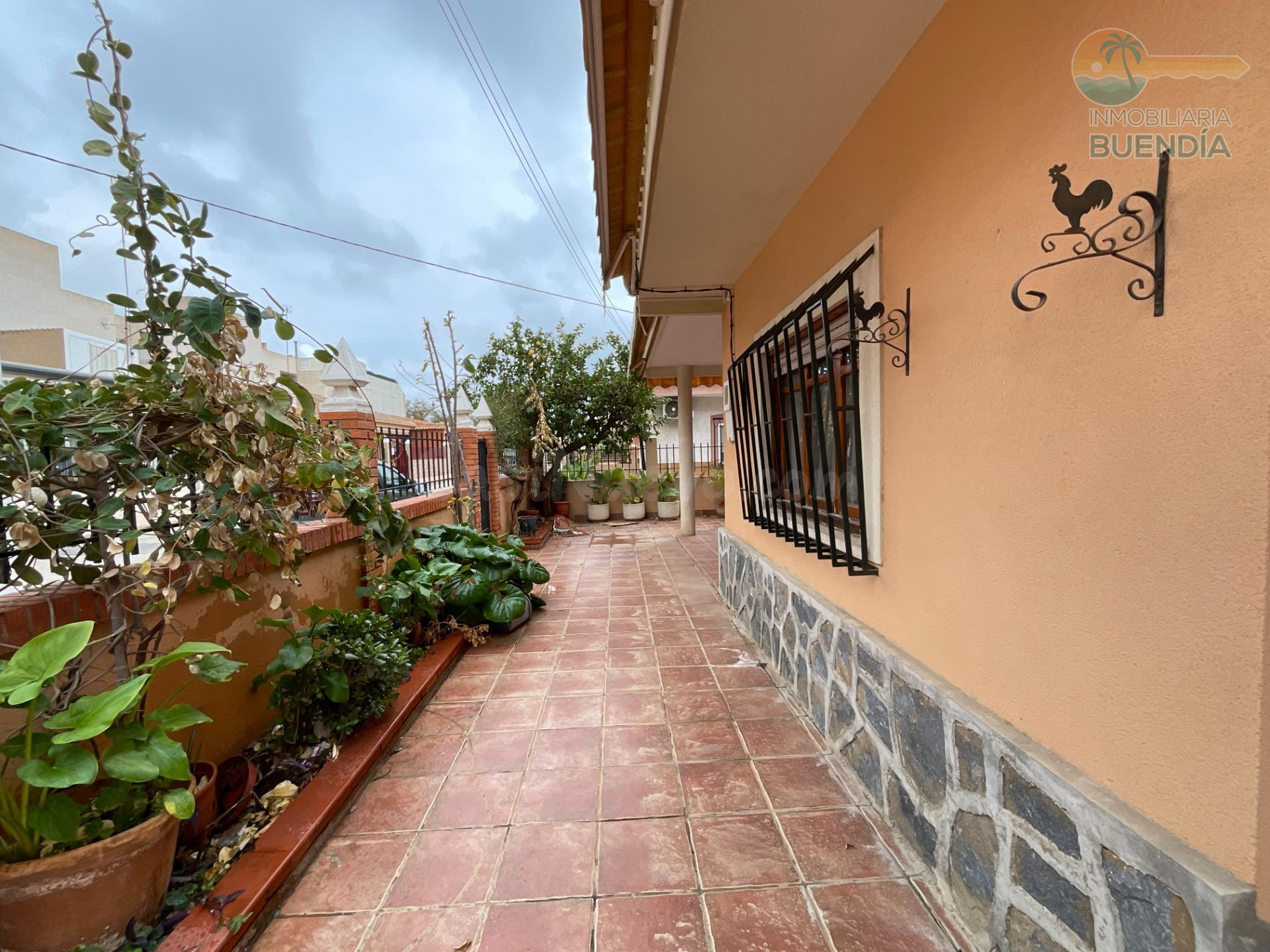 CASA EN PLANTA BAJA CON PORCHE EN SAN ISIDRO