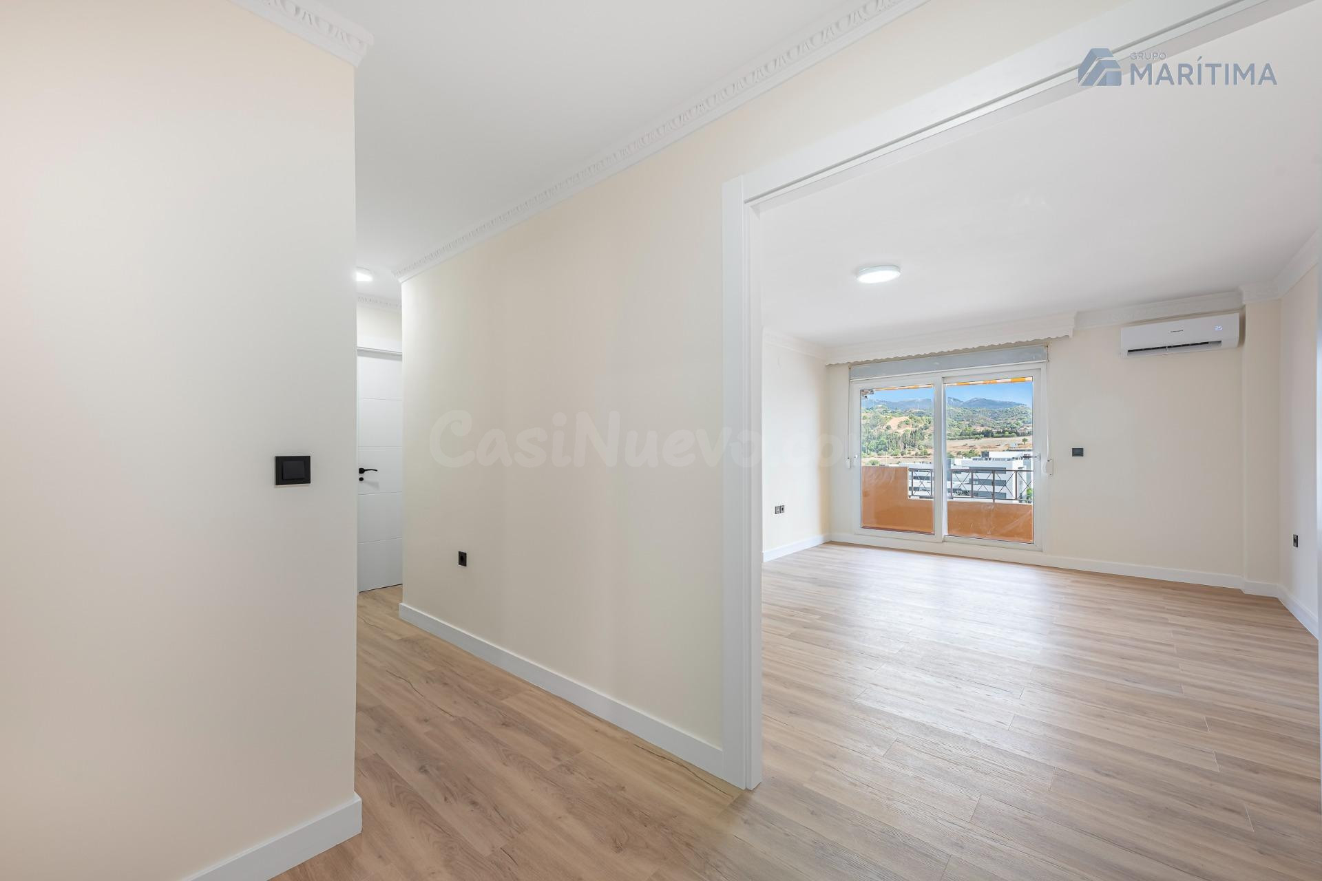 Piso reformado y muy luminoso con terraza y garaje en el centro de Estepona