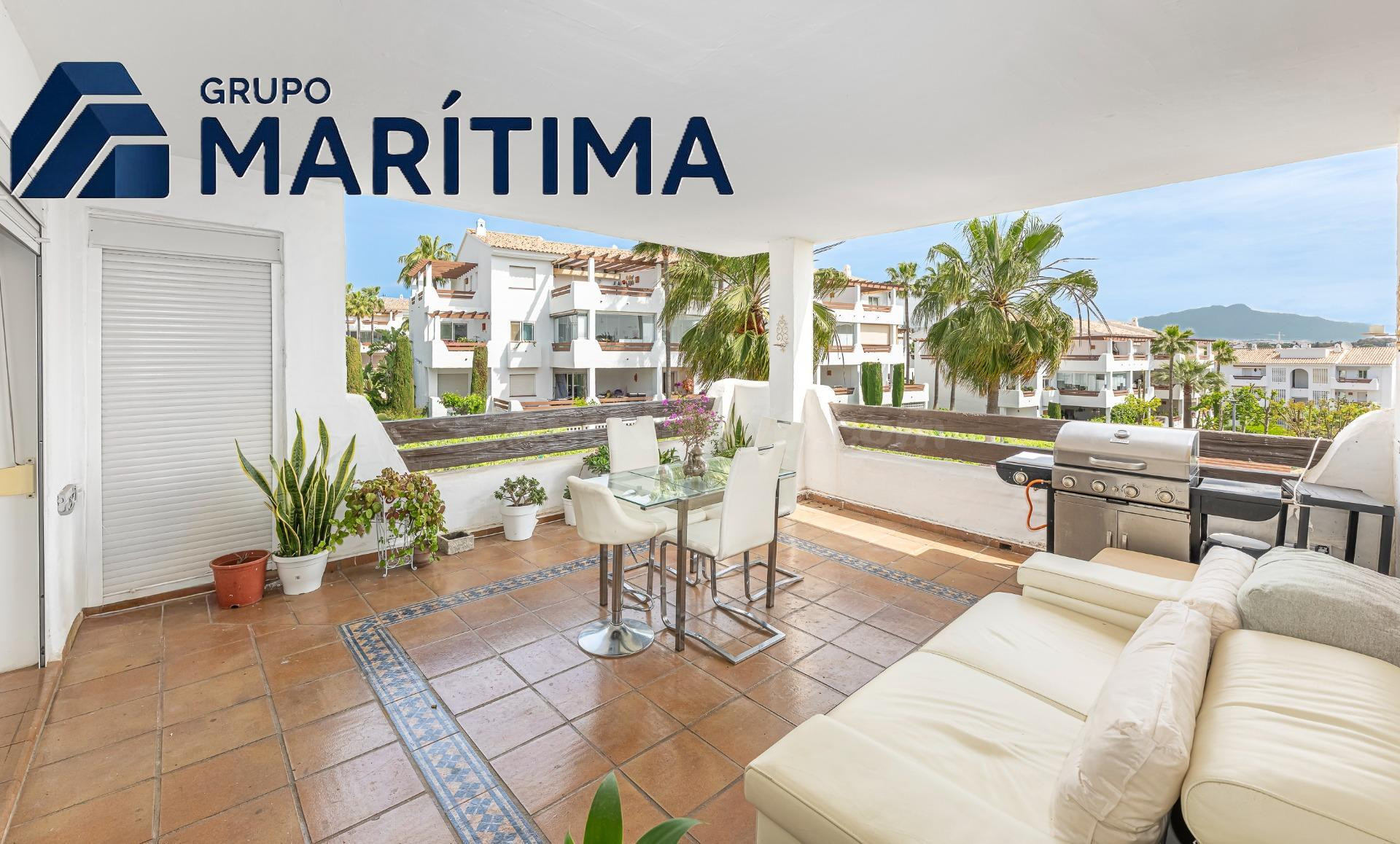 Exclusivo piso en Selwo, Estepona: terraza, piscina, 2 parking y calidad de vida junto al mar
