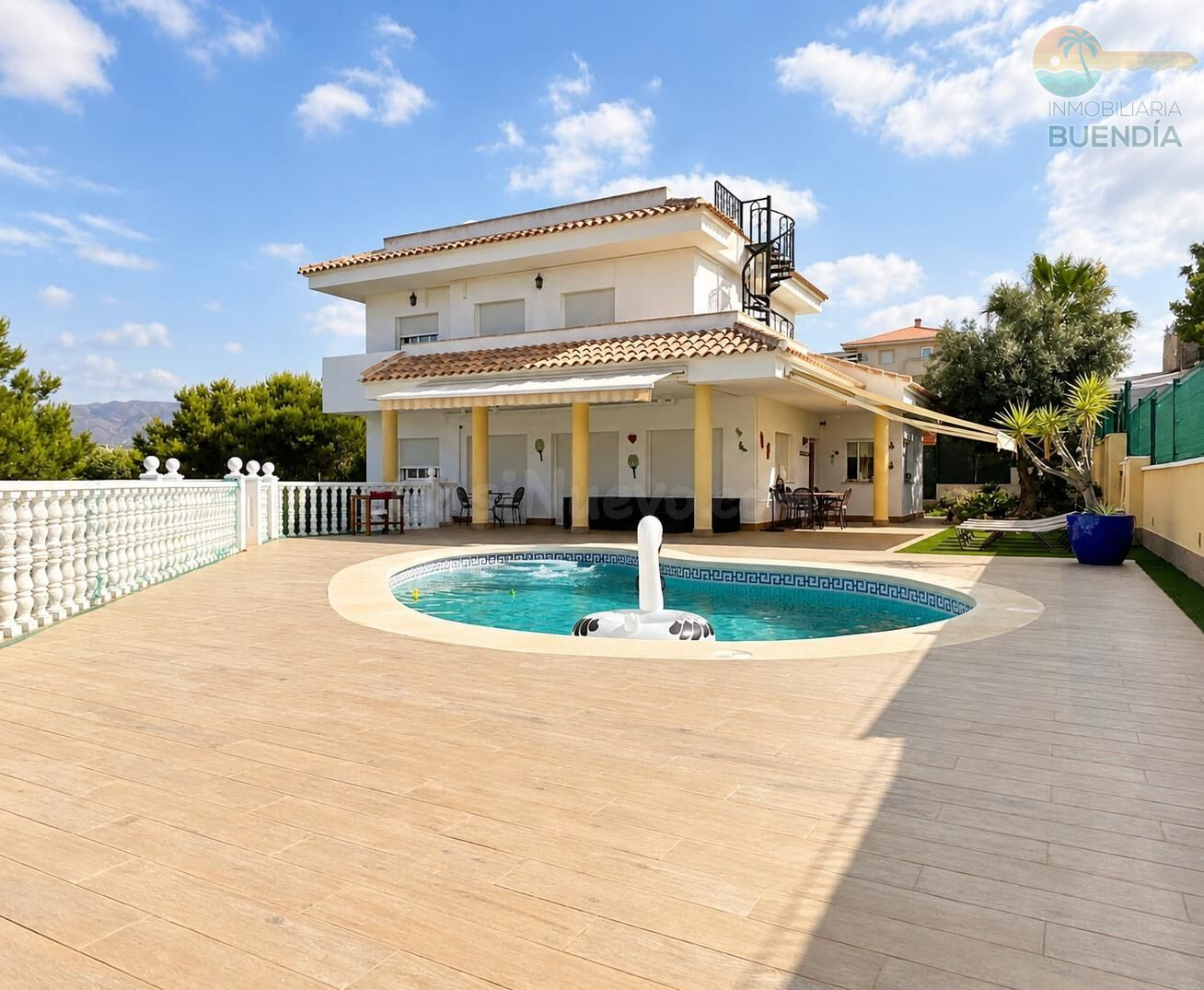 EXCLUSIVO CHALET EN ISLA PLANA.