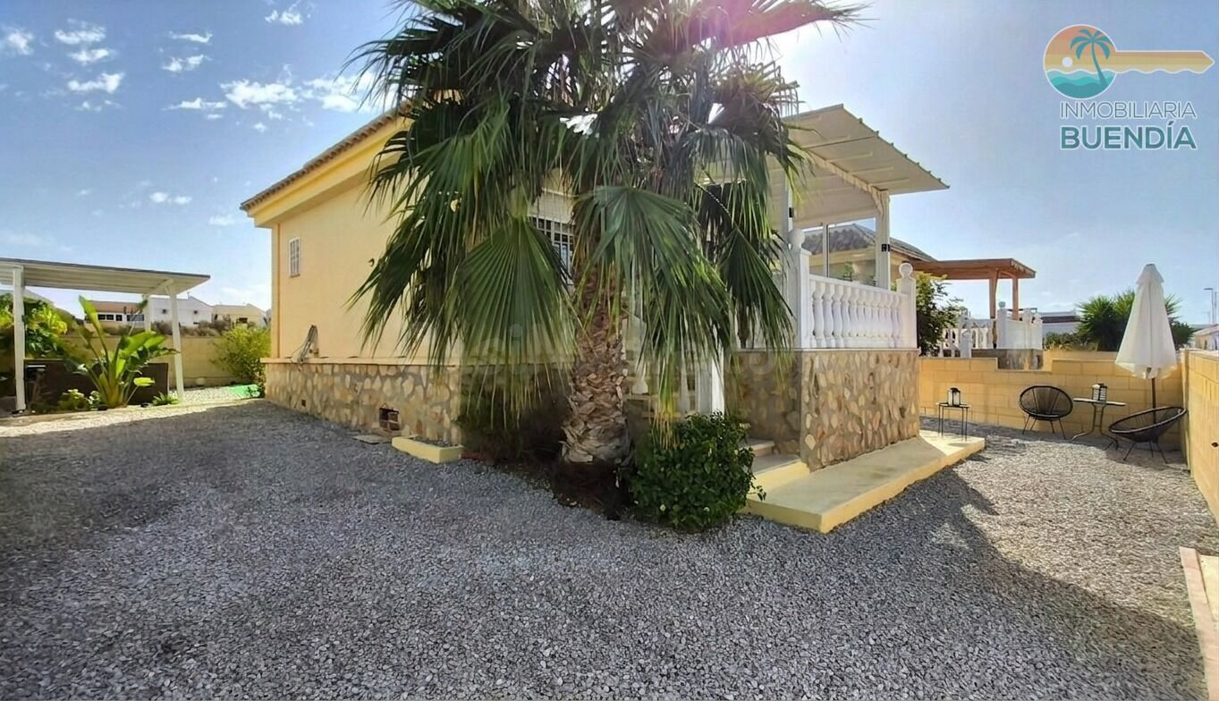CASA CON AMPLIA  PARCELA EN CAMPOSOL
