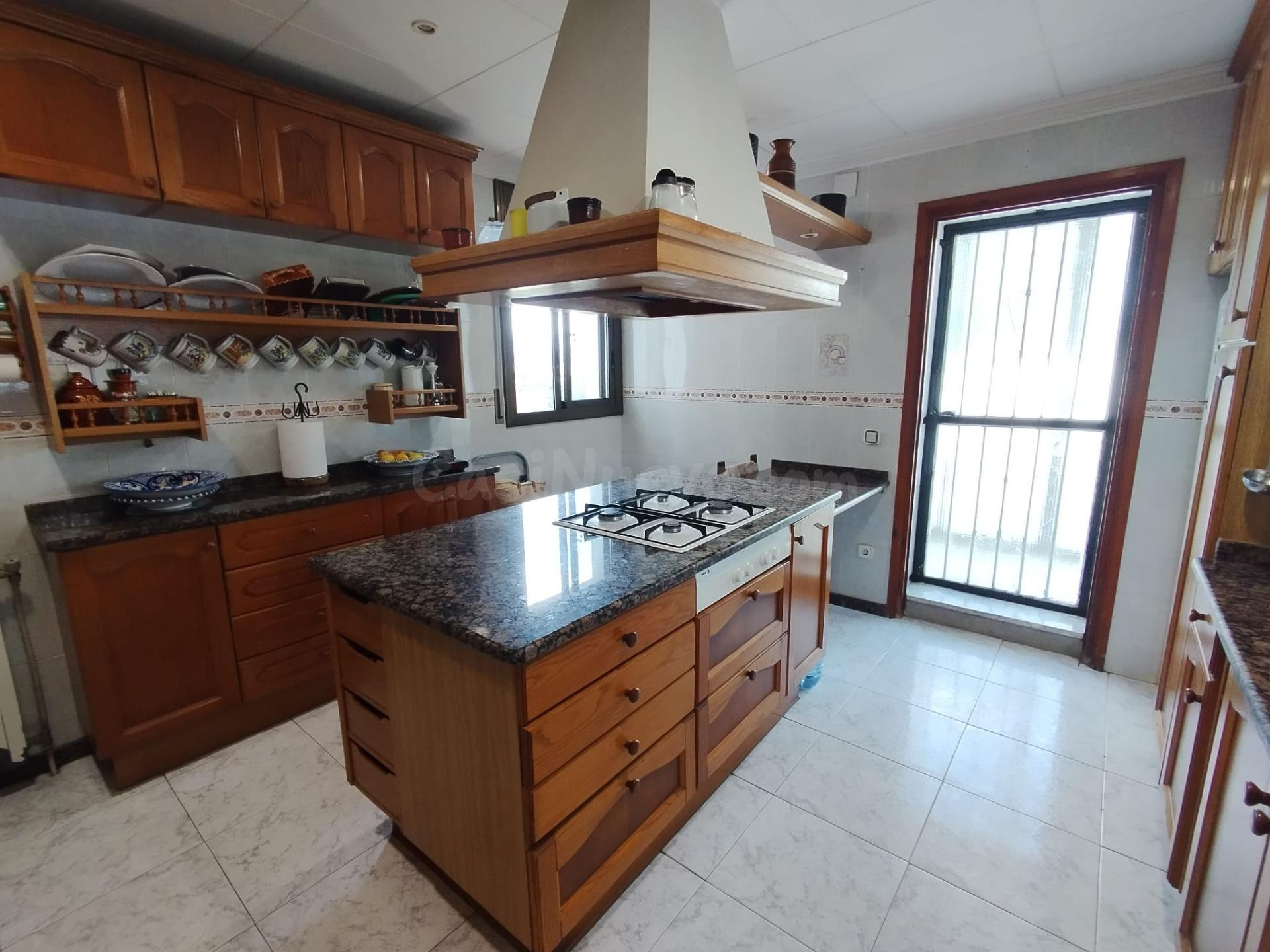 GRAN CASA A CUATRO VIENTOS A LA ENTRADA DE MAS CARBO