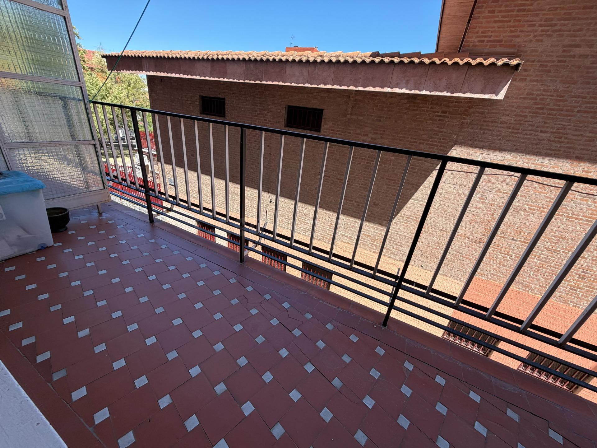 ¡A 1 minuto del Metro Carabanchel Alto! Luminosa 1ª planta con terraza y 2 dormitorios