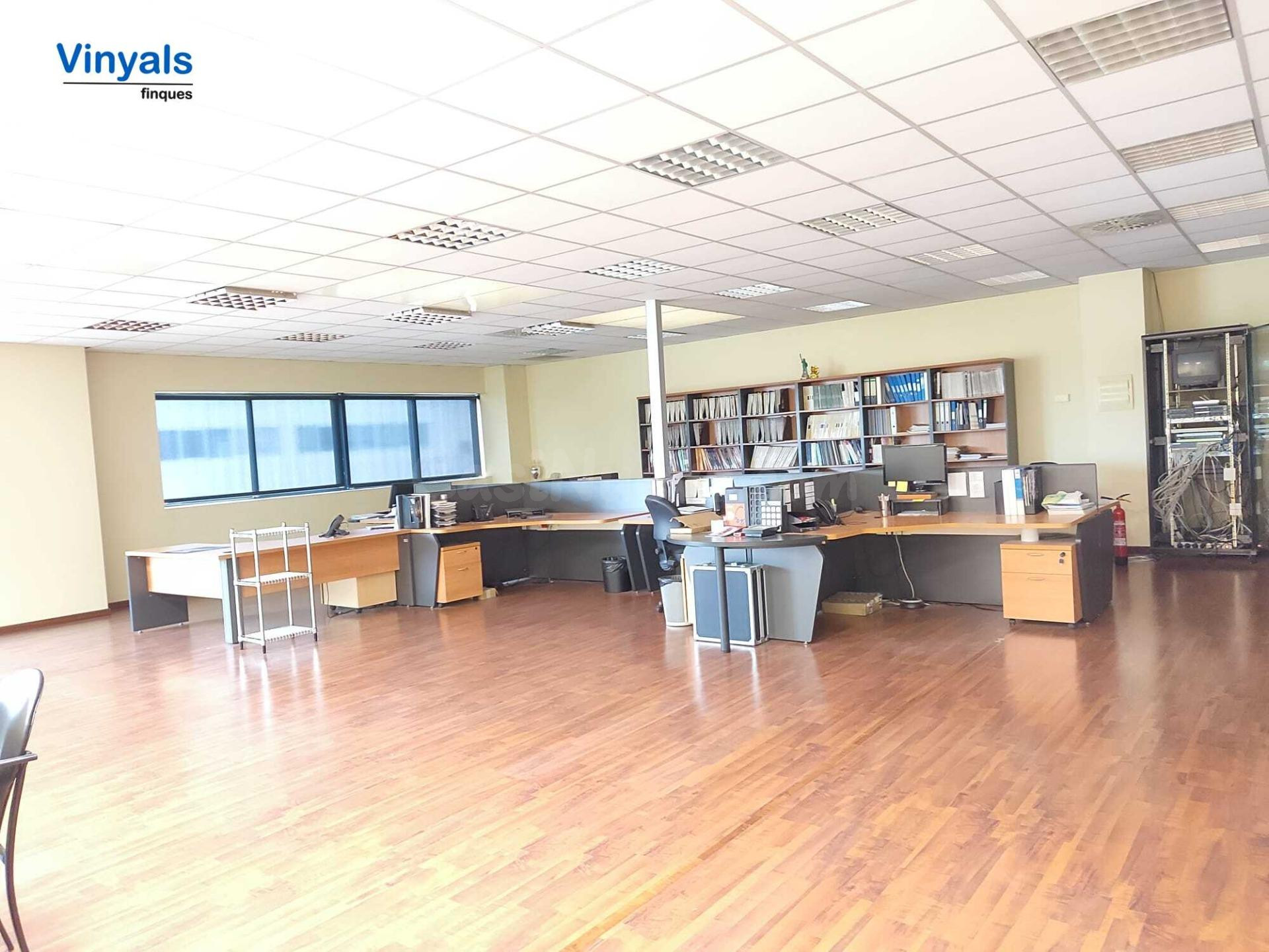Planta baja con oficinas y patios!