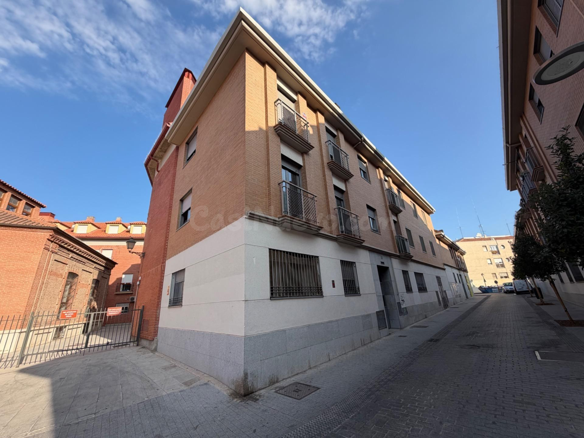 URBAMAR vende fantástica vivienda en Carabanchel con piscina, garaje y trastero