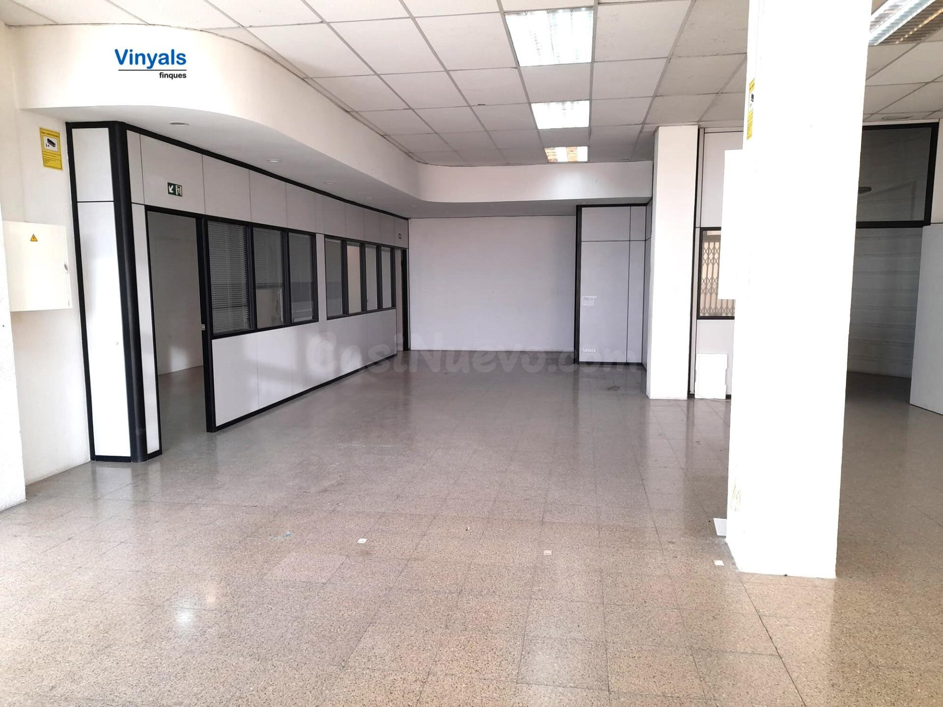 Con oficinas y almacén!