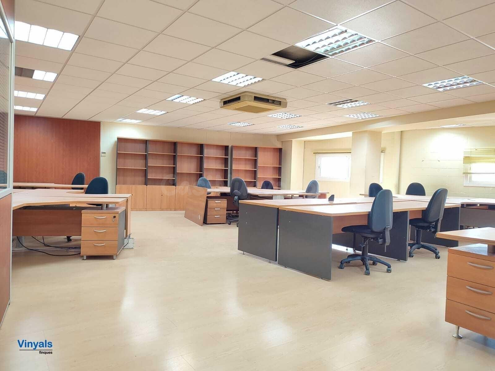 Con oficinas equipadas y mucha luz natural!