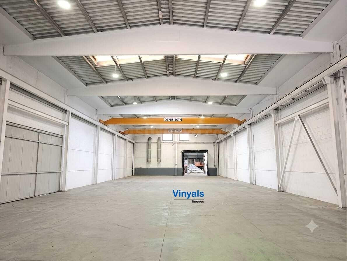 Con puentes grua, patios e instalaciones!